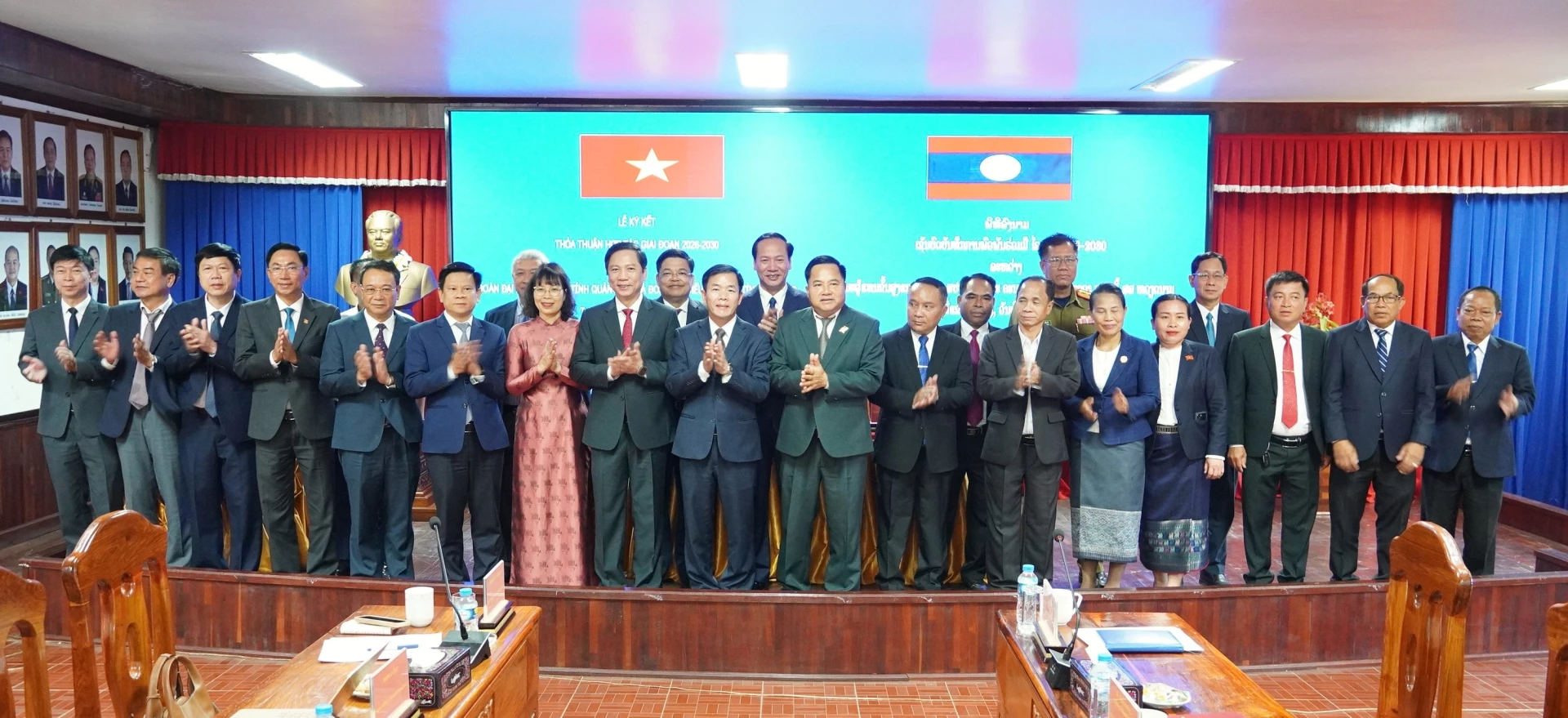 Các đại biểu chụp ảnh lưu niệm - Ảnh: Q.V