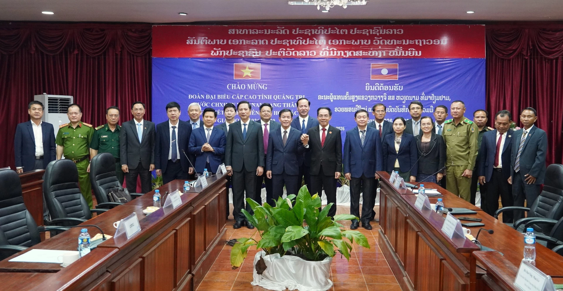 Các đại biểu chụp ảnh lưu niệm - Ảnh: Q.V