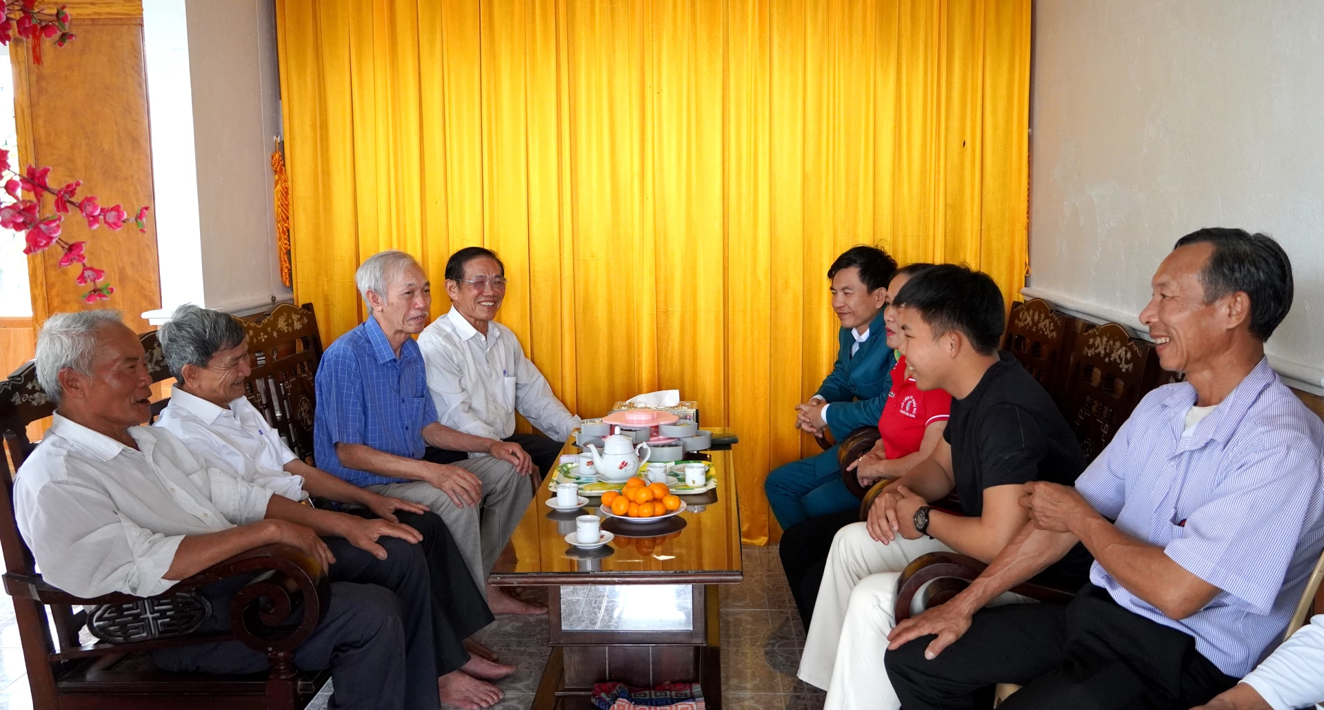 Các tổ chức, đoàn thể phường Đồng Sơn trực tiếp gặp gỡ, tuyên truyền và động viên tân binh trên địa bàn - Ảnh: H.Tr.