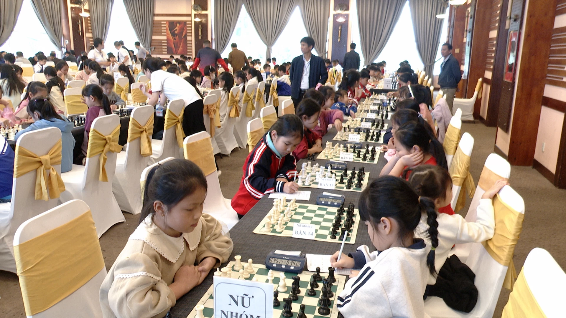 Các vận động viên tham gia thi đấu môn Cờ vua - Ảnh: Quang Ngọc