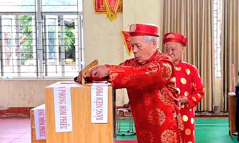 Các cụ cao niên phường Nếnh, Bắc Ninh, tham gia bầu cử. (Ảnh: Đồng Thúy/TTXVN)