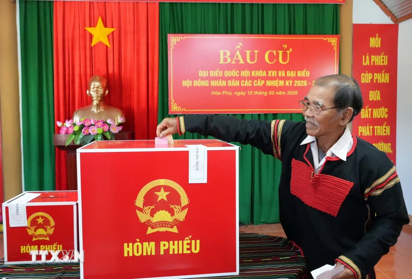Cử tri bỏ phiếu tại Khu vực bỏ phiếu số 25, xã Hòa Phú, tỉnh Đắk Lắk. (Ảnh: Tuấn Anh/TTXVN)