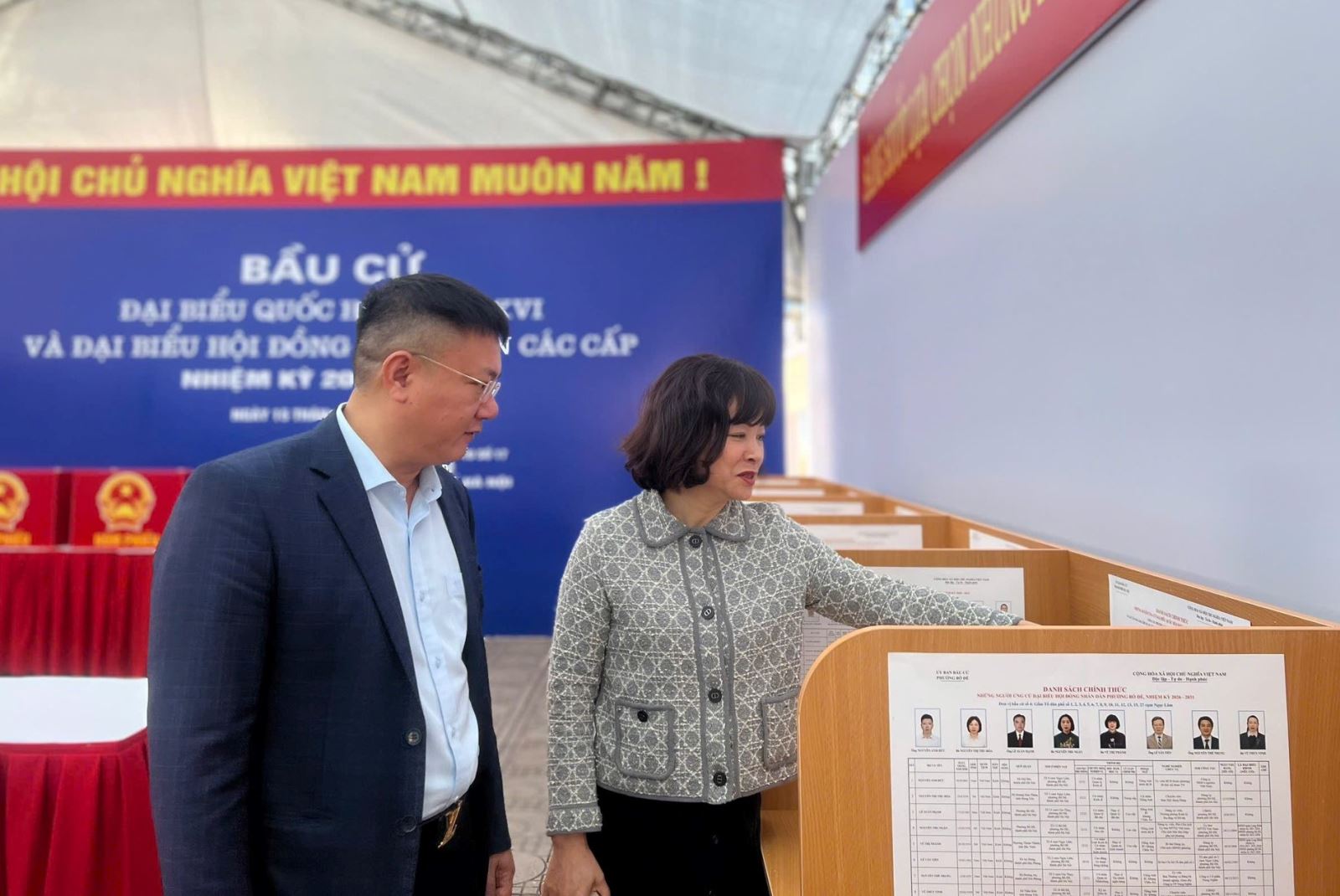 Tại các khu vực bỏ phiếu, thành viên Tổ bầu cử sẽ trực tiếp hướng dẫn cử tri cách thức ghi phiếu để bảo đảm đúng quy định.