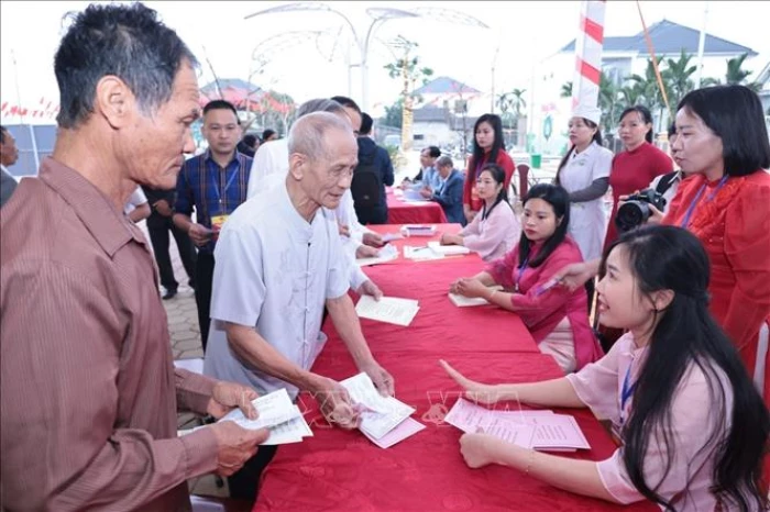 Cử tri cả nước nô nức đi bầu cử