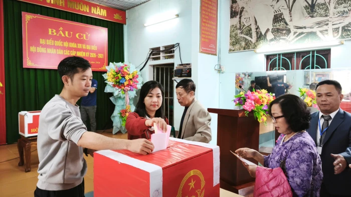 Đến 9 giờ sáng 15/3, nhiều khu vực bỏ phiếu có tỉ lệ cử tri đi bầu cử đạt 100%