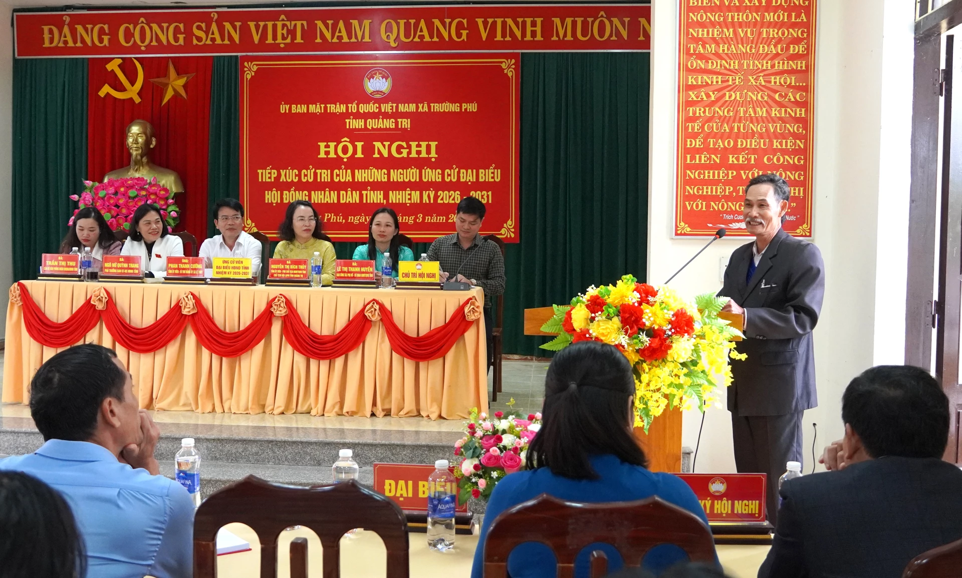 Cử tri bày tỏ kỳ vọng các đại biểu trúng cử, xứng đáng là người đại biểu dân cử - Ảnh: H.Tr.