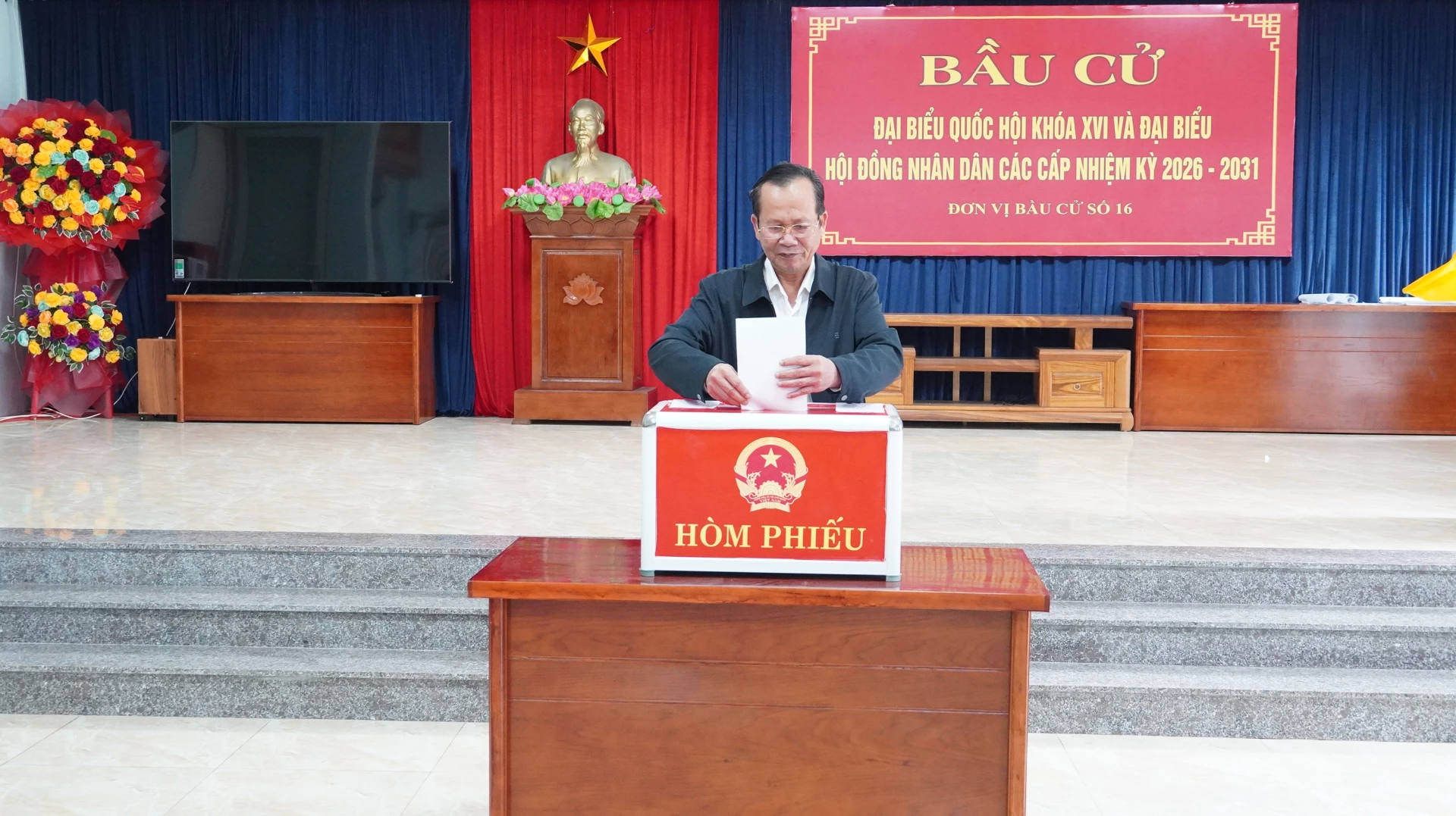 Cử tri phường Đồng Hới tham gia bầu cử đại biểu Quốc hội khóa XVI và đại biểu HĐND các cấp, nhiệm kỳ 2026-2031 - Ảnh: QV