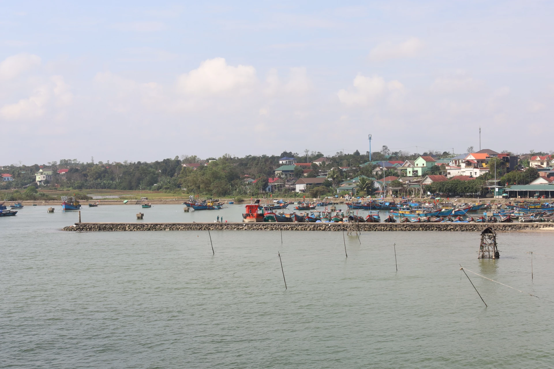 Khu neo đậu tàu thuyền Cửa Tùng - Ảnh: Q.N