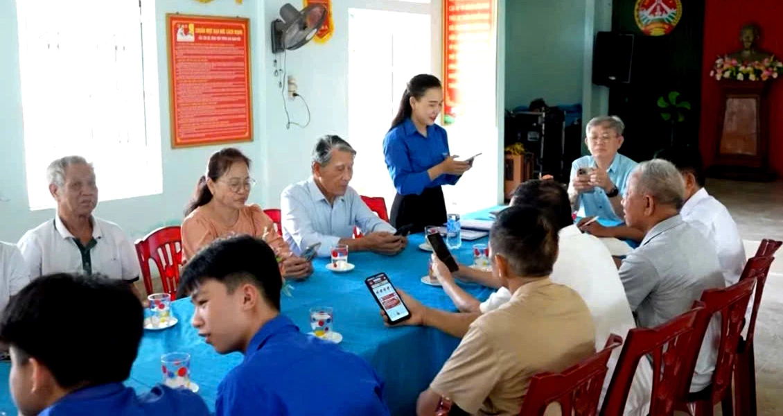 Đoàn viên, thanh niên phường Đồng Hới triển khai các nội dung liên quan đến công tác chuyển đổi số tại các khu dân cư - Ảnh: ĐVTN