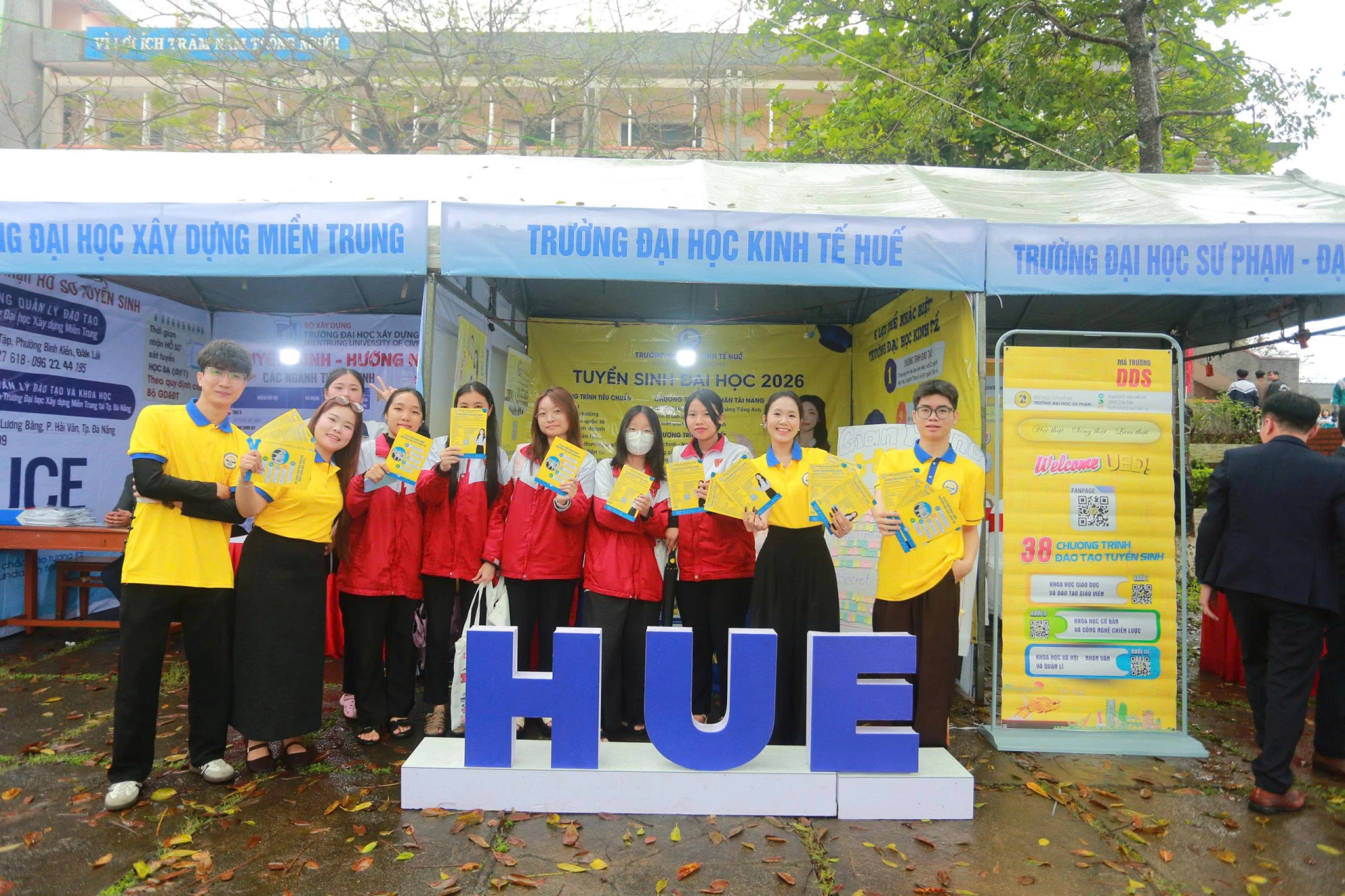 Học sinh tìm hiểu thông tin tuyển sinh tại các gian tư vấn - Ảnh: BC 