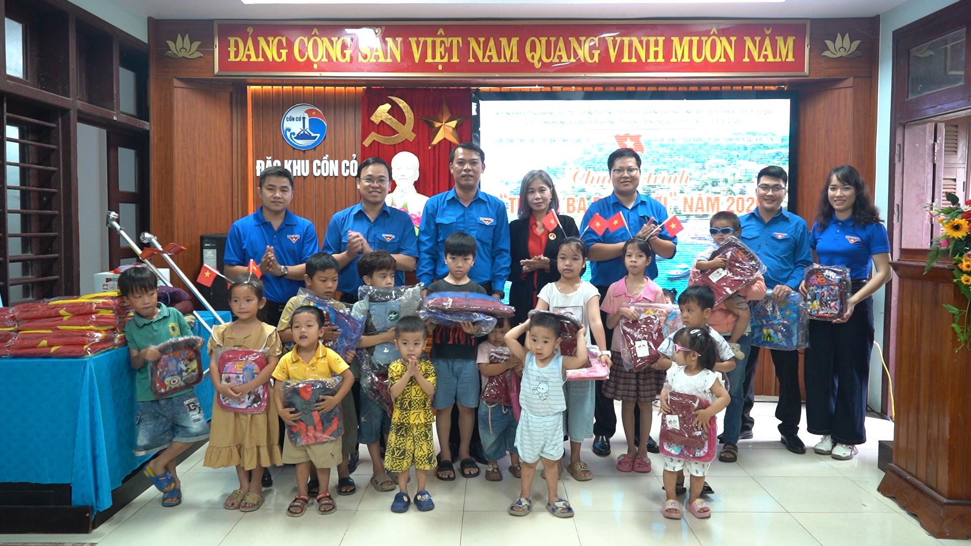 Ban Tổ chức chương trình trao quà cho các em học sinh trường Mầm non-Tiểu học Hoa Phong Ba - Ảnh: P.Đ