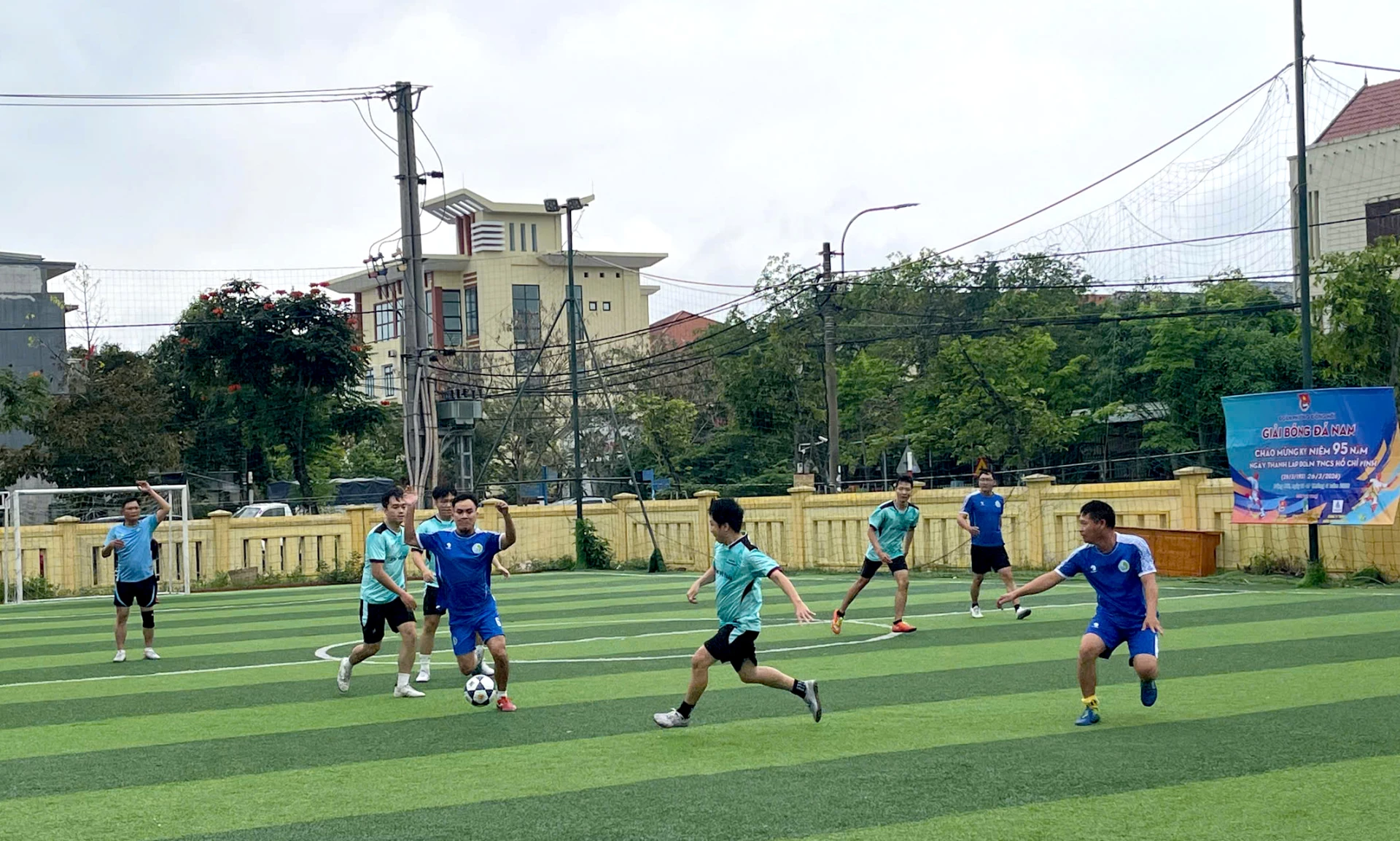 Sôi nổi giải bóng đá nam của Đoàn phường Đồng Hới - Ảnh: H.Tr.