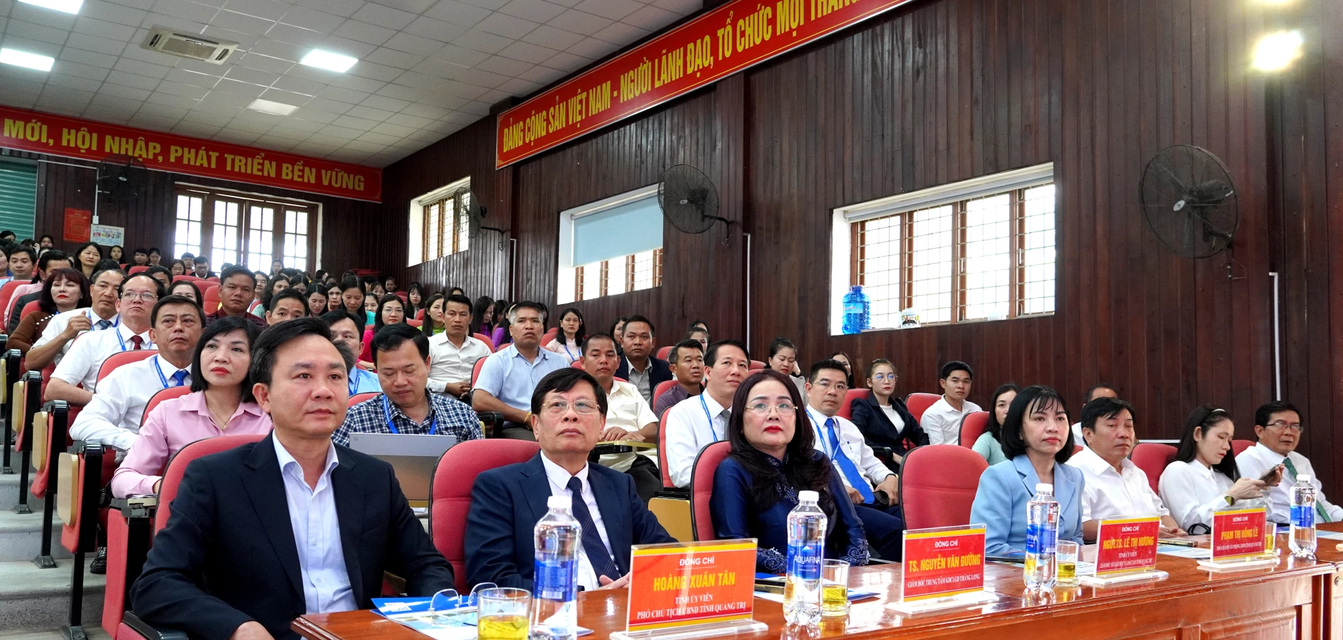 Các đại biểu dự lễ - Ảnh: H.Tr.