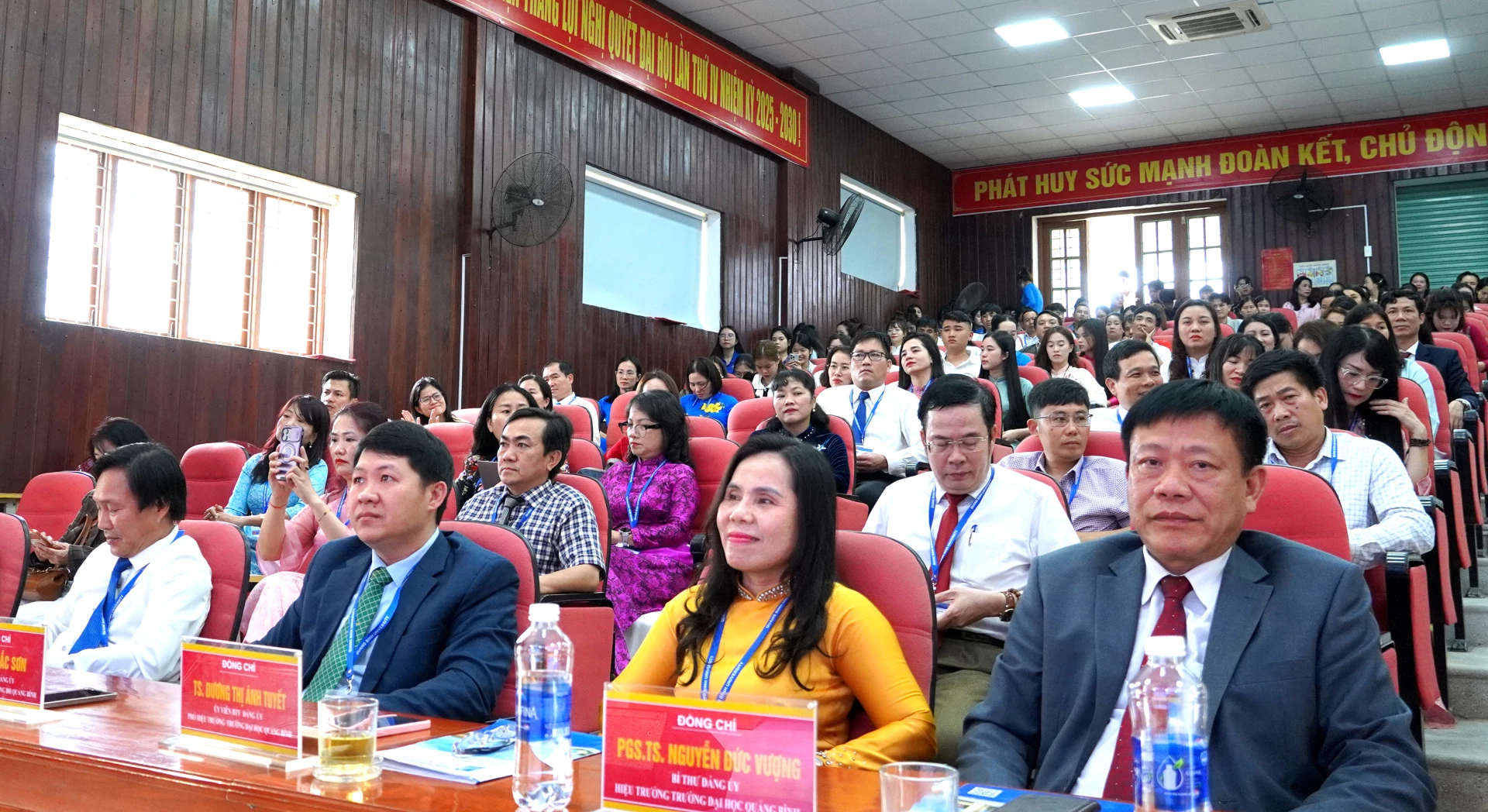 Các đại biểu dự lễ - Ảnh: H.Tr.