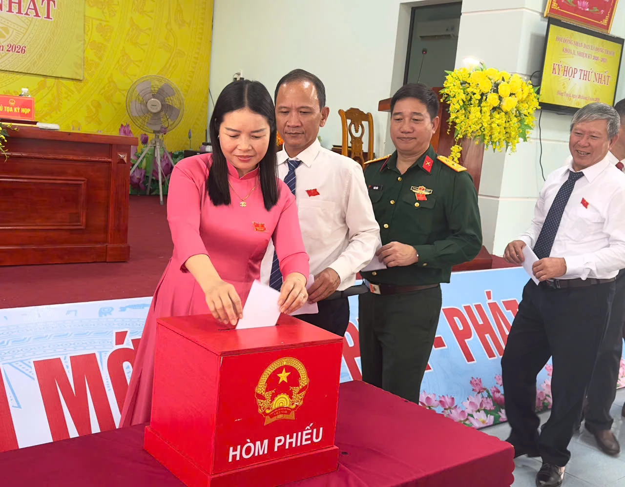 Các đại biểu bỏ phiếu bầu các chức danh - Ảnh: Thùy Trang