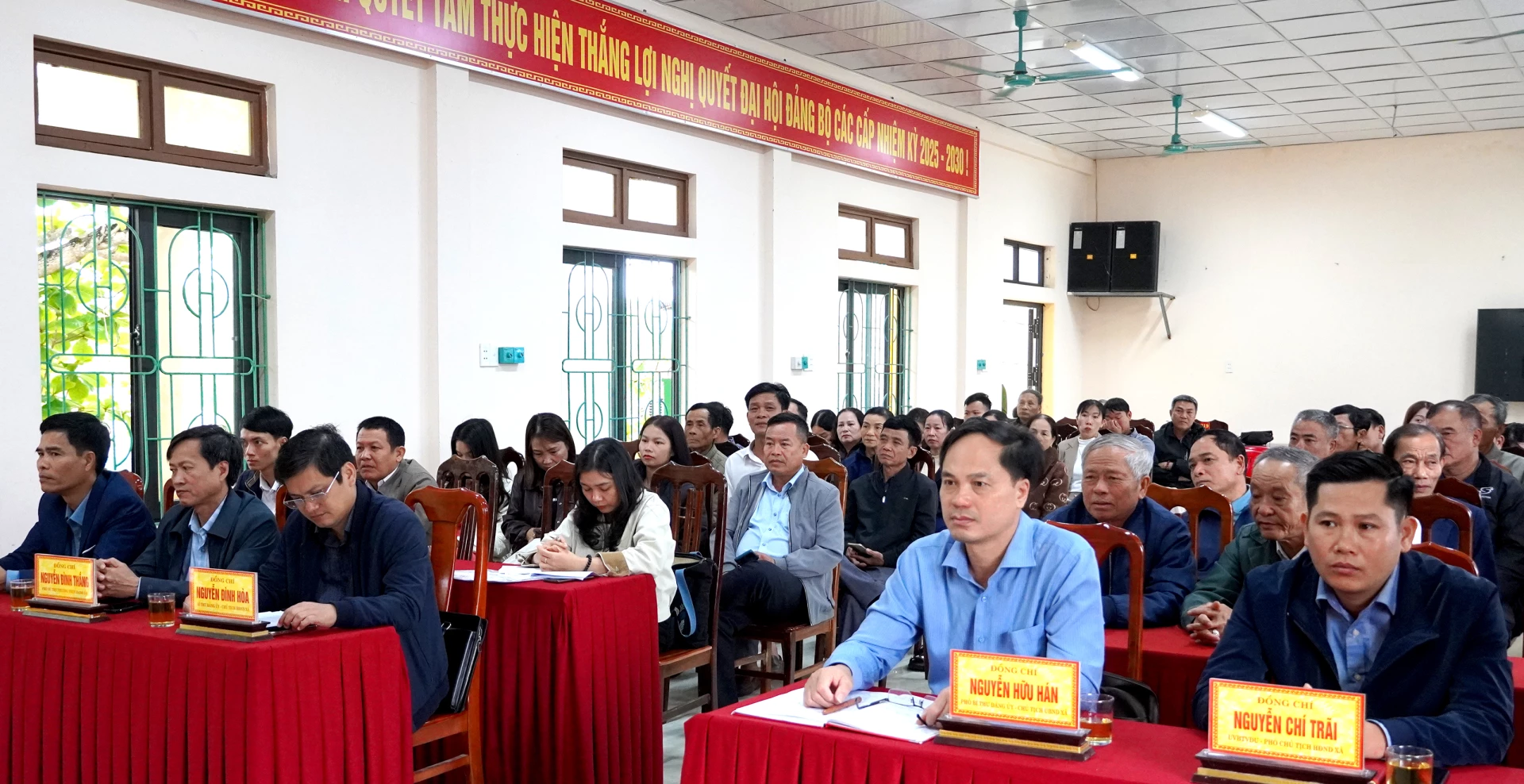 Các đại biểu và cử tri tham dự - Ảnh: H.Tr.