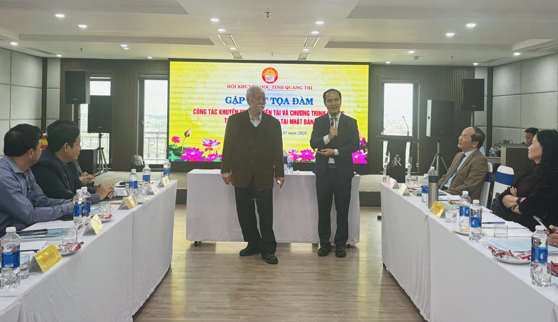 Đại diện Hội Khuyến học Báo ASAHI Nhật Bản tại Việt Nam phát biểu tại tọa đàm - Ảnh: K.H