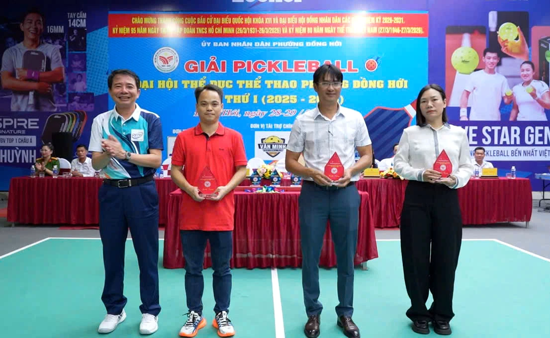 Đại diện lãnh đạo phường Đồng Hới tặng kỷ niệm chương cho các đơn vị tài trợ giải - Ảnh: T.Đ