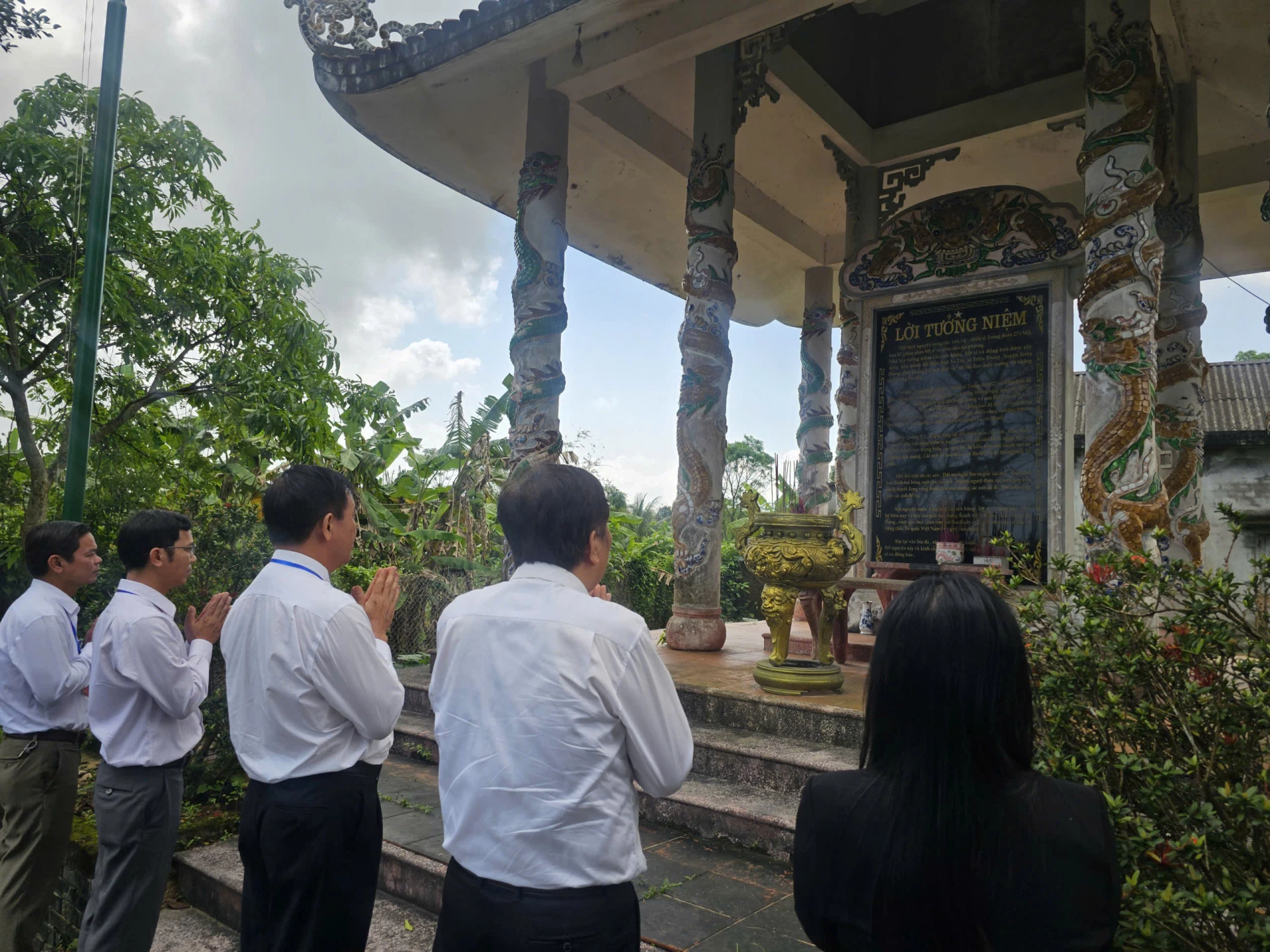 Đoàn kiểm tra dâng hương tại nhà bia tưởng niệm các anh hùng, liệt sĩ thuộc Trung đoàn 27 và đồng bào tại thôn Ngô Tây Xá, xã Triệu Cơ - Ảnh: T.P