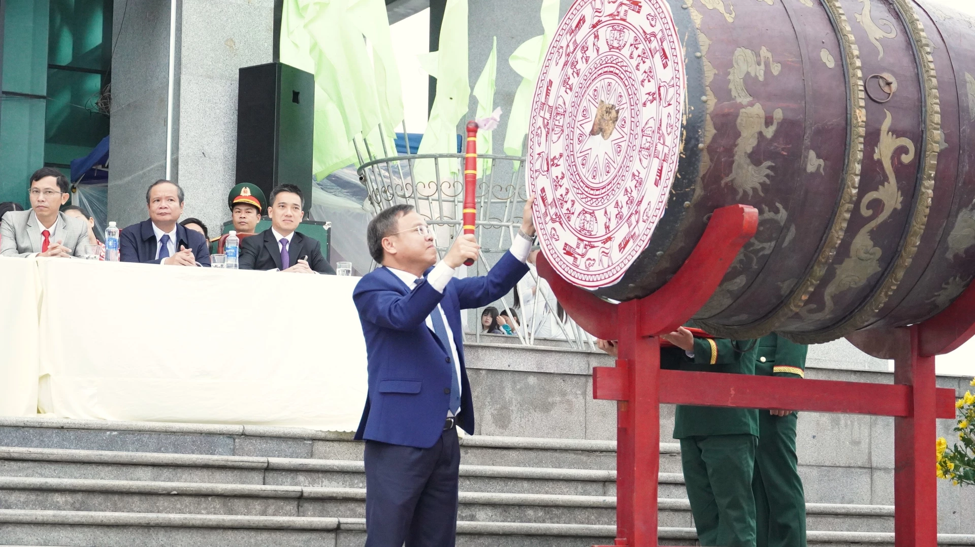 Đồng chí Lê Đức Tiến, Phó Chủ tịch UBND tỉnh thực hiện nghi thức đánh trống - Ảnh: QV