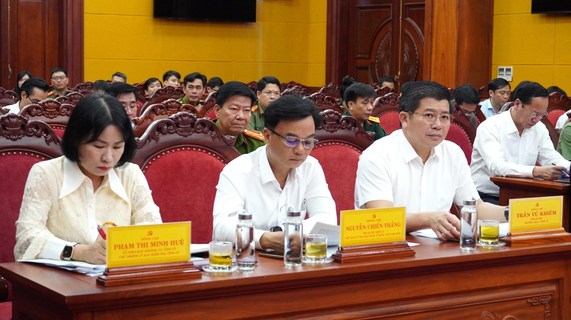 Đại biểu tham dự phiên họp - Ảnh: QV