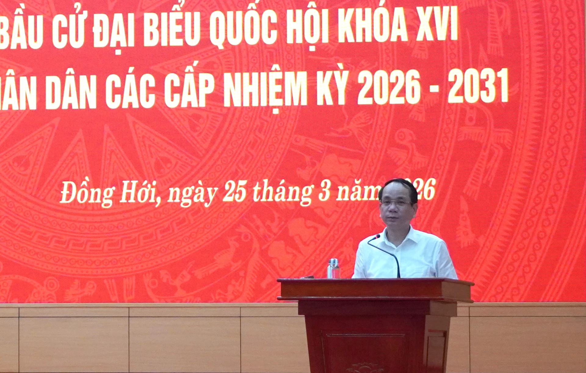 Đồng chí Bí thư Đảng ủy phường Đồng Hới Phan Mạnh Hùng trao giấy khen tặng các cá nhân - Ảnh: H.Tr.