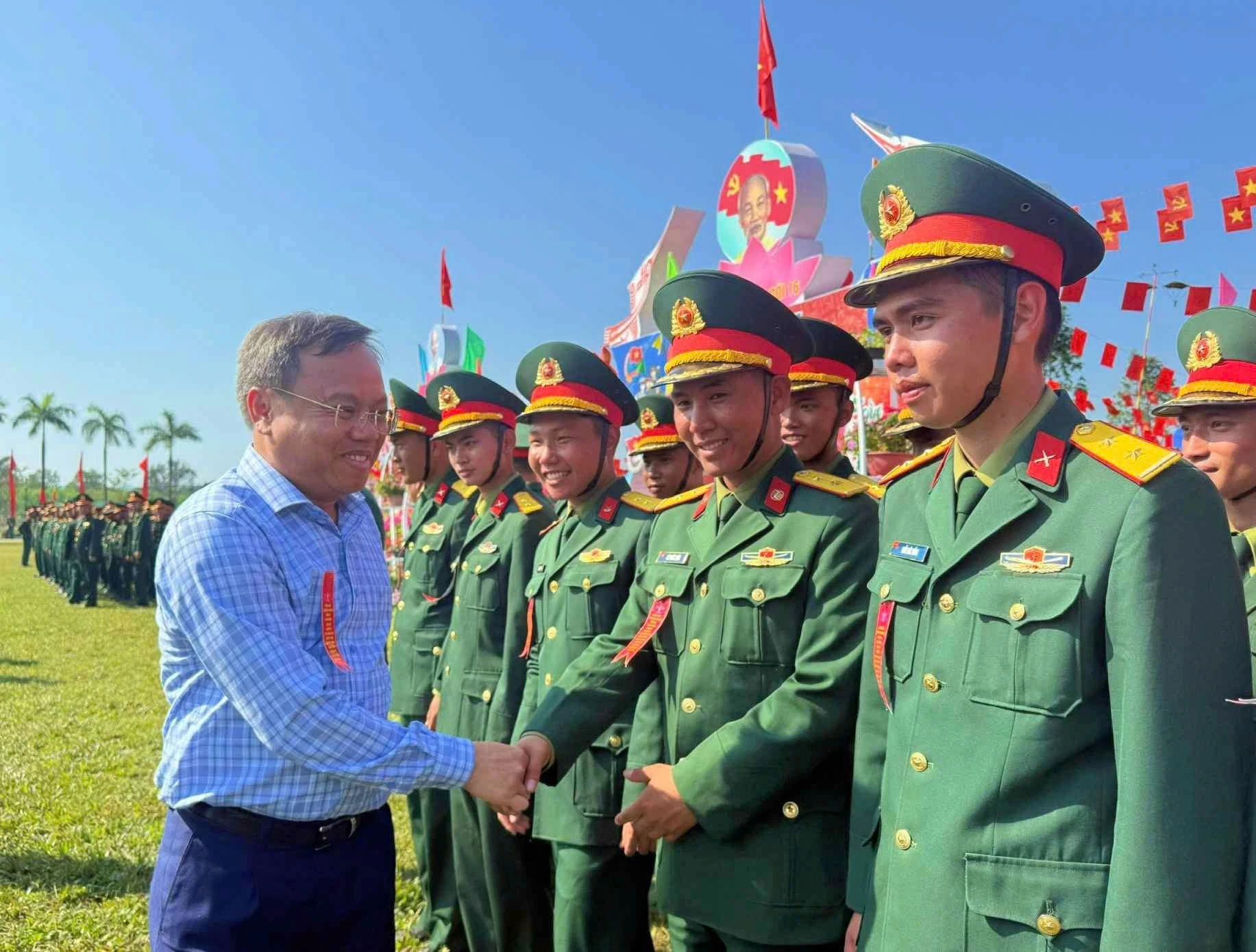 Đồng chí Lê Đức Tiến, Phó Chủ tịch UBND tỉnh thăm hỏi, động viên cán bộ, chiến sĩ Sư đoàn 968 - Ảnh: M.N