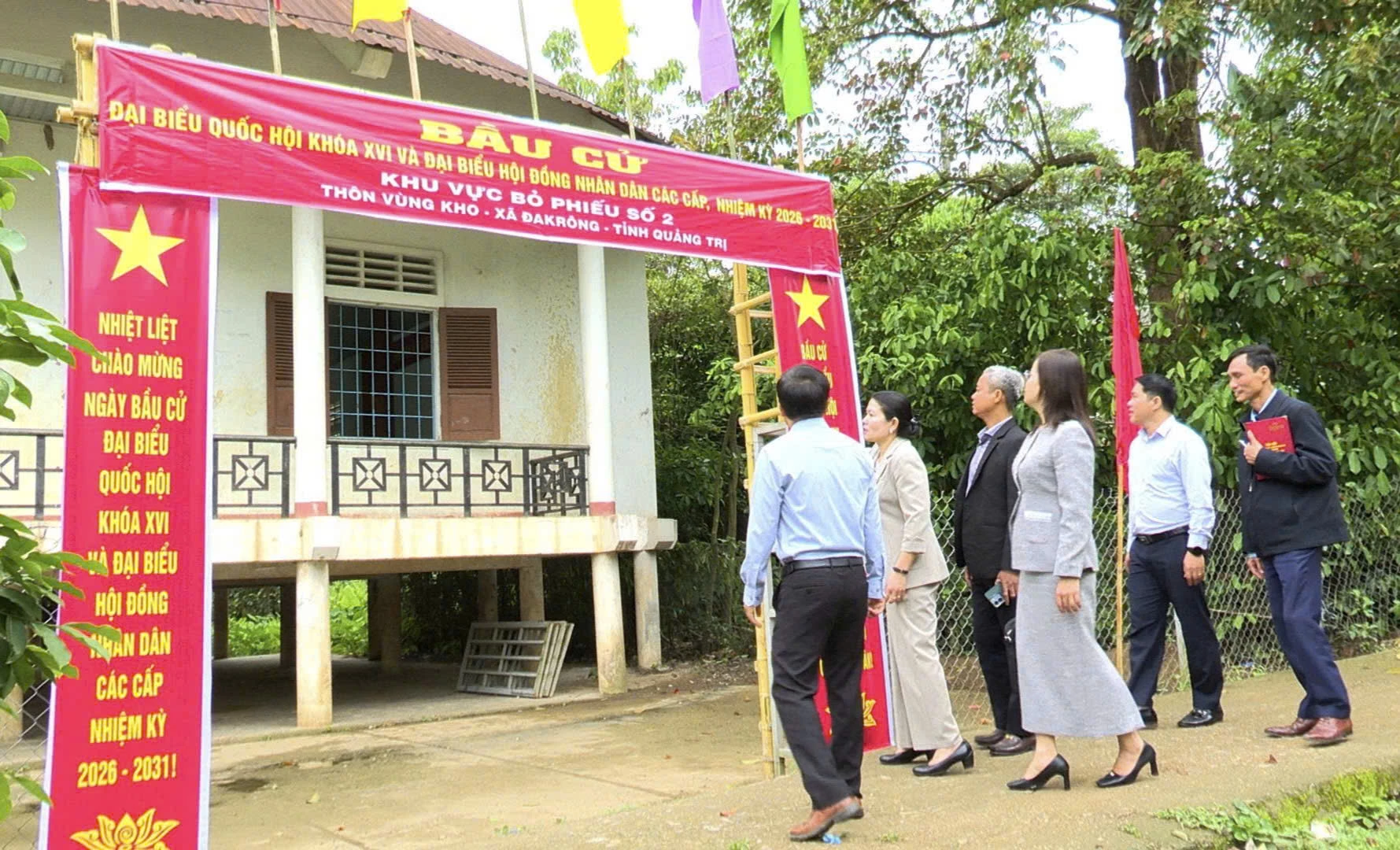 Đoàn công tác kiểm tra thực tế cơ sở vật chất và công tác trang trí khánh tiết tại Khu vực bỏ phiếu số 2, thôn Vùng Kho, xã Đakrông-Ảnh: K.S