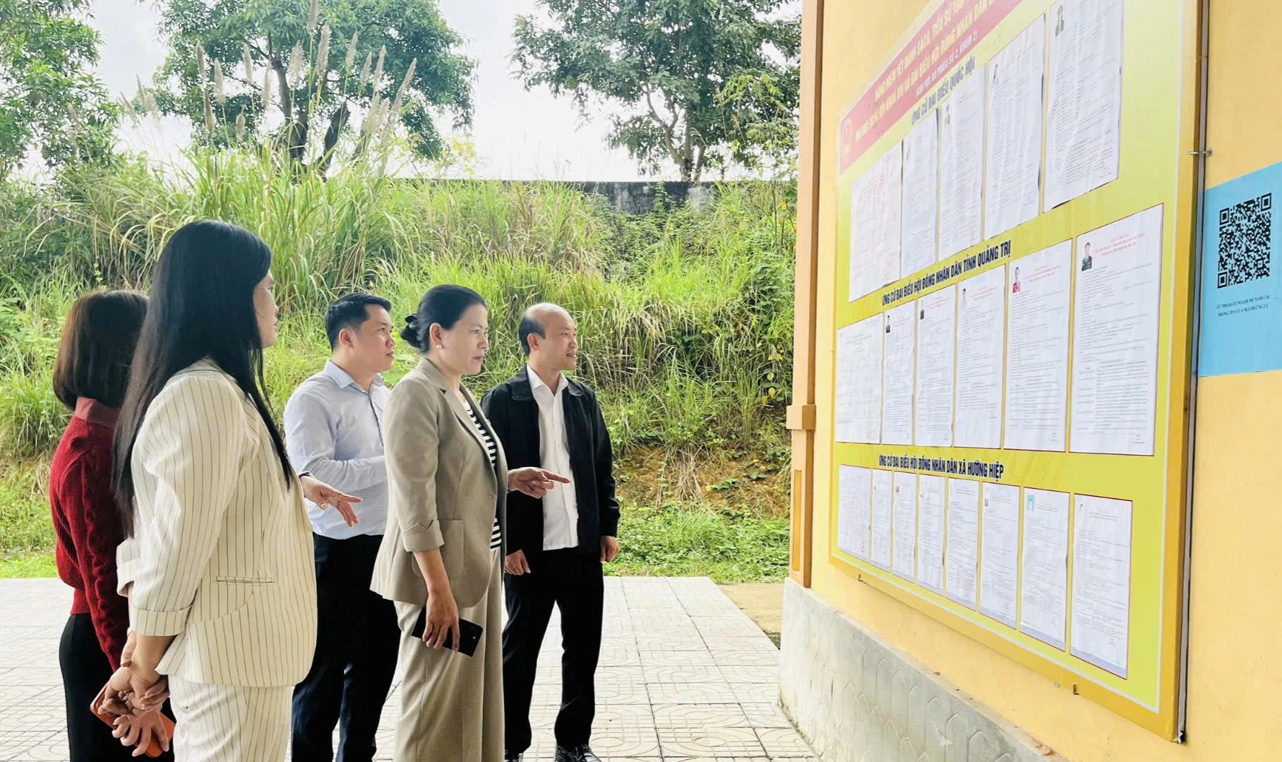 Đồng chí Ly Kiều Vân, Trưởng ban Nội chính Tỉnh ủy kiểm tra bảng danh sách trích ngang các ứng cử viên đại biểu Quốc hội và HĐND các cấp tại xã Hướng Hiệp-Ảnh: K.S