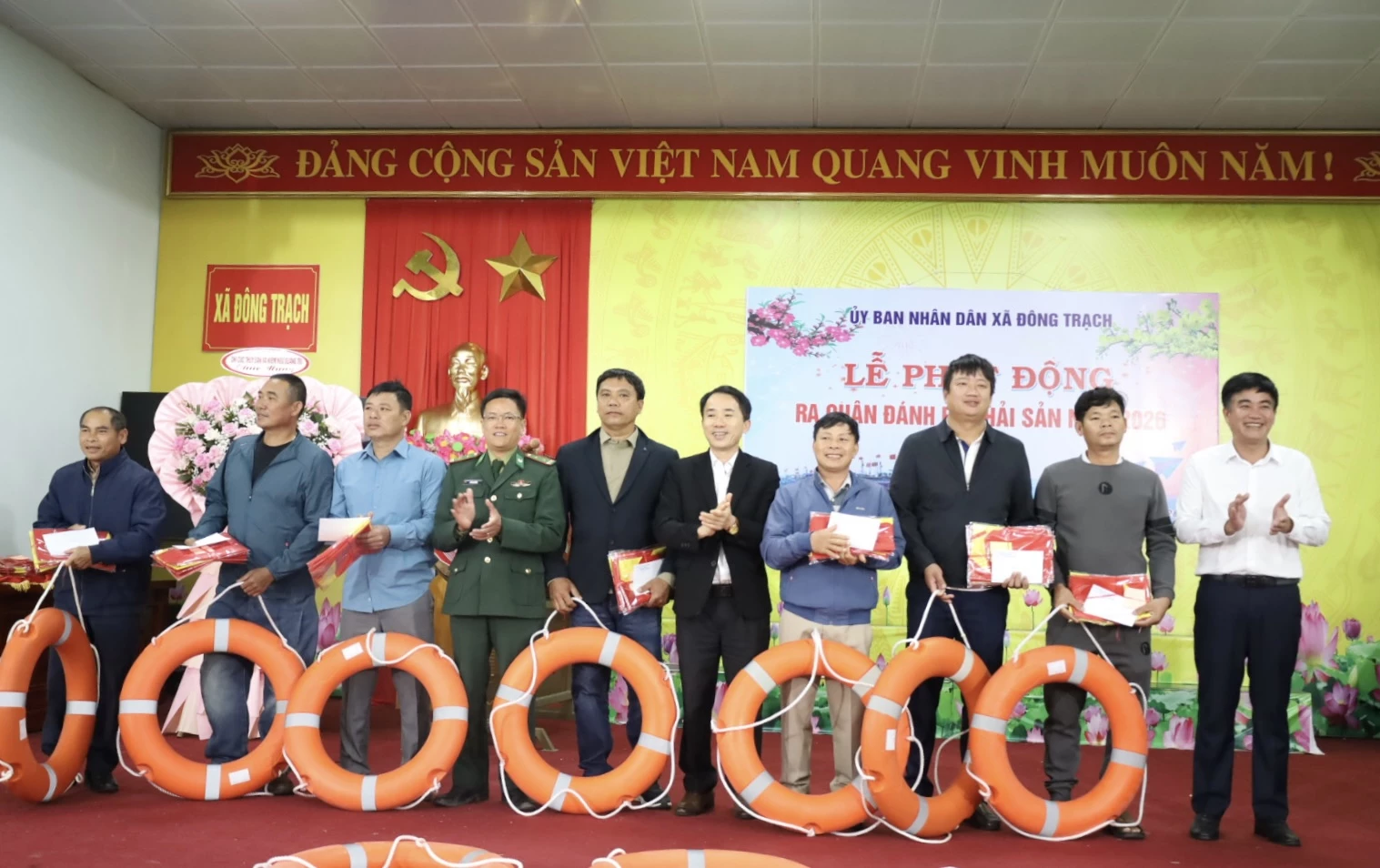 Trao quà động viên các tổ hợp tác khai thác hải sản trên biển. Ảnh: D.H