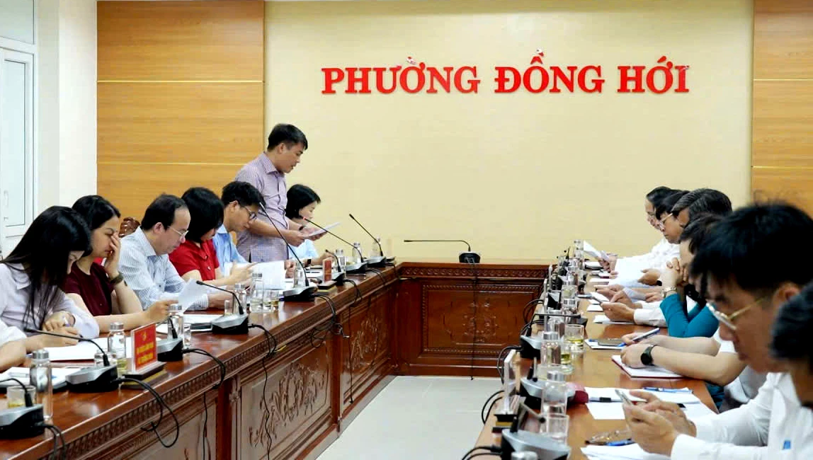 Đại diện đoàn kiểm tra công bố Quyết định kiểm tra đối với Ban Thường vụ Đảng ủy các xã, phường - Ảnh: H.Tr.