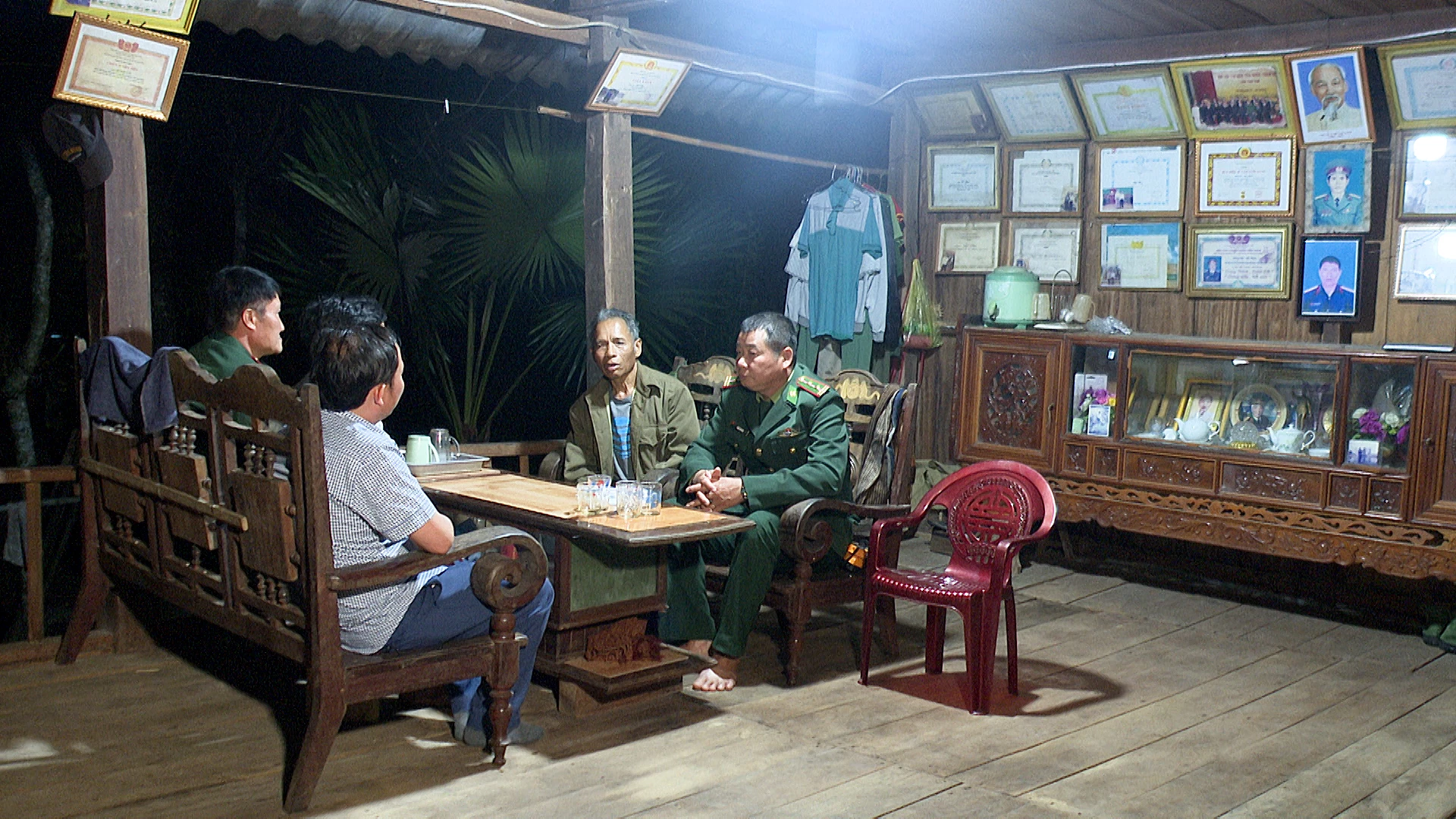 Cán bộ, chiến sĩ Đồn Biên phòng cửa khẩu quốc tế Cha Lo tranh thủ thời gian người dân nghỉ ngơi đến tuyên truyền về công tác bầu cử-Ảnh: Quang Ngọc