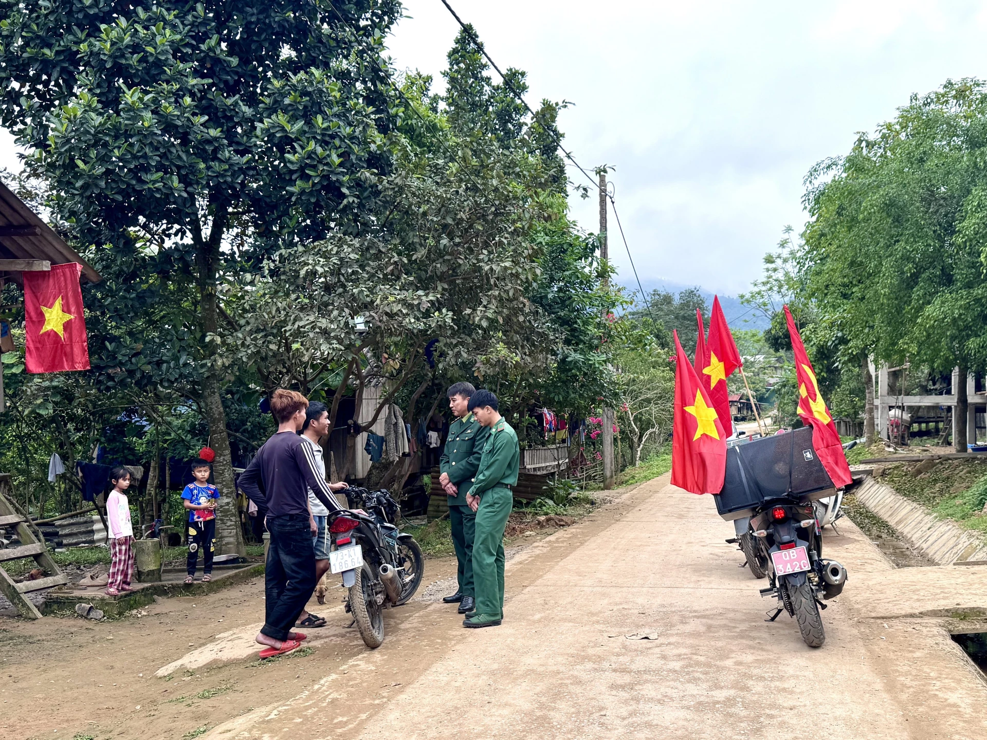 Các bộ chiến sĩ Đồn Biên phòng Ra Mai duy trì mô hình “Tiếng loa Biên phòng” để tuyên truyền lưu động về cuộc bầu cử đại biểu Quốc hội khóa XVI và đại biểu HĐND các cấp, nhiệm kỳ 2026-2031 - Ảnh: Quang Ngọc.
