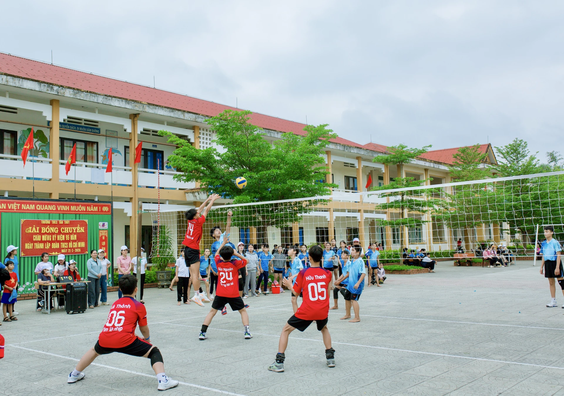 Các vận động viên thi đấu môn bóng chuyền nam.-Ảnh T.A

