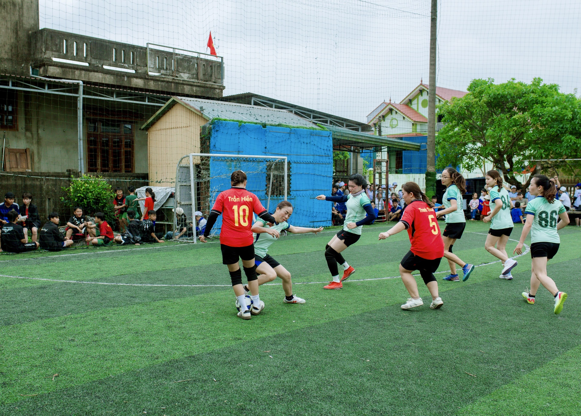 Các vận động viên thi đấu môn bóng đá nữ.-Ảnh T.A