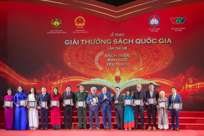 Ông Lê Quốc Minh, Ủy viên Ban Chấp hành Trung ương Đảng, Tổng biên tập Báo Nhân dân, Chủ tịch Hội Nhà báo Việt Nam và ông Nguyễn Thanh Lâm, Ủy viên Ban Chấp hành Trung ương Đảng, Tổng Giám đốc Đài Truyền hình Việt Nam trao giải Sách được bạn đọc yêu thích. (Ảnh: Việt Linh)