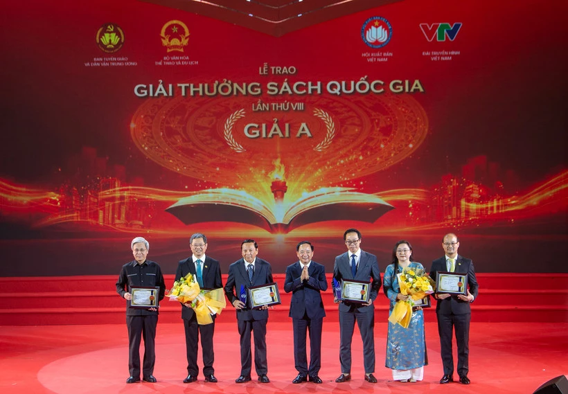 Ông Trịnh Văn Quyết, Ủy viên Bộ Chính trị, Bí thư Trung ương Đảng, Trưởng Ban Tuyên giáo và Dân vận Trung ương, trao 2 giải A cho các tác giả, dịch giả, đại diện nhà xuất bản, đơn vị liên kết có sách đạt giải. (Ảnh: Việt Linh)