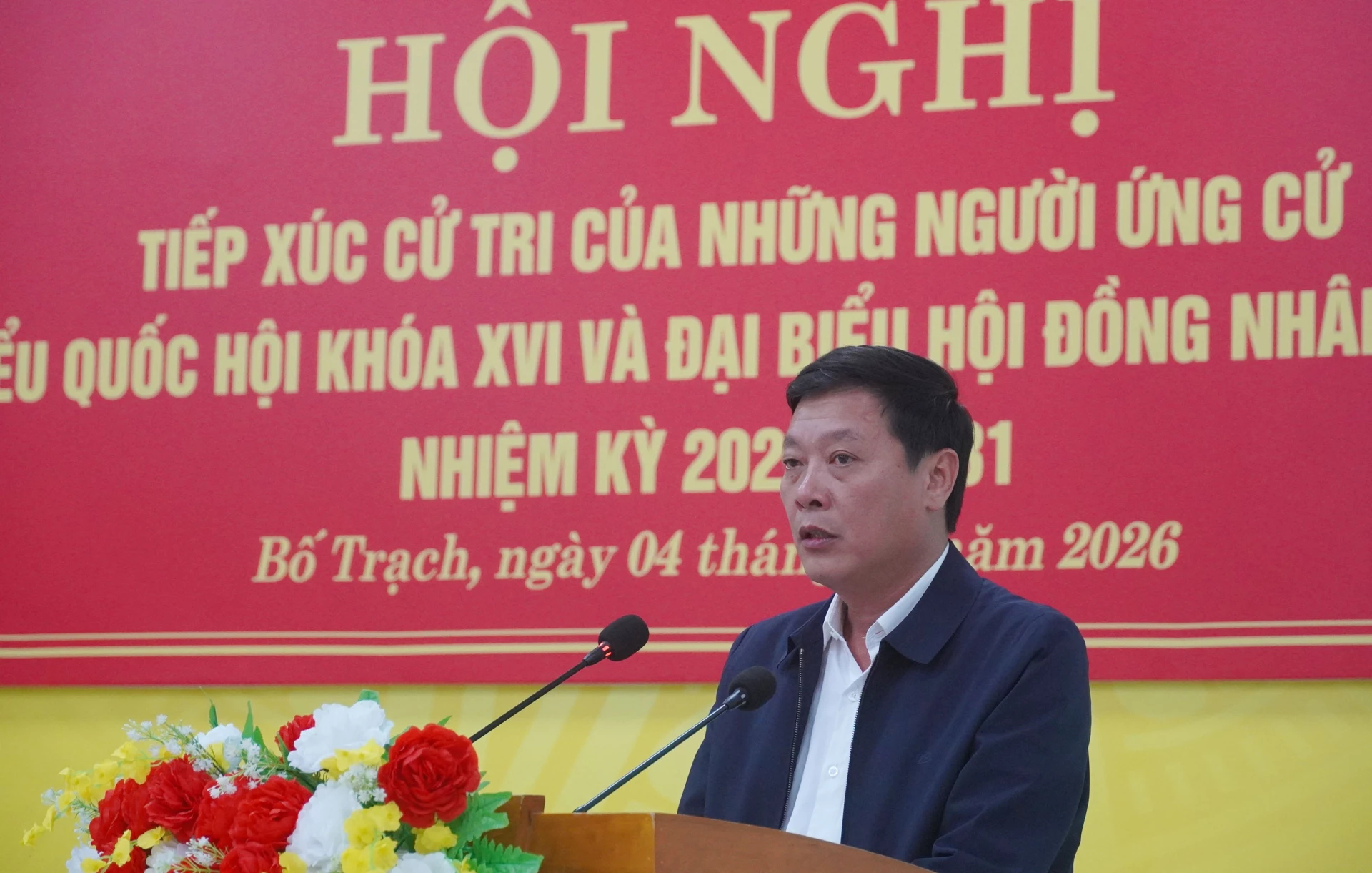 Ông Nguyễn Ngọc Tuấn, Bí thư Đảng ủy, Chủ tịch HĐND xã Hoàn Lão trình bày chương trình hành động trước cử tri - Ảnh: X.P