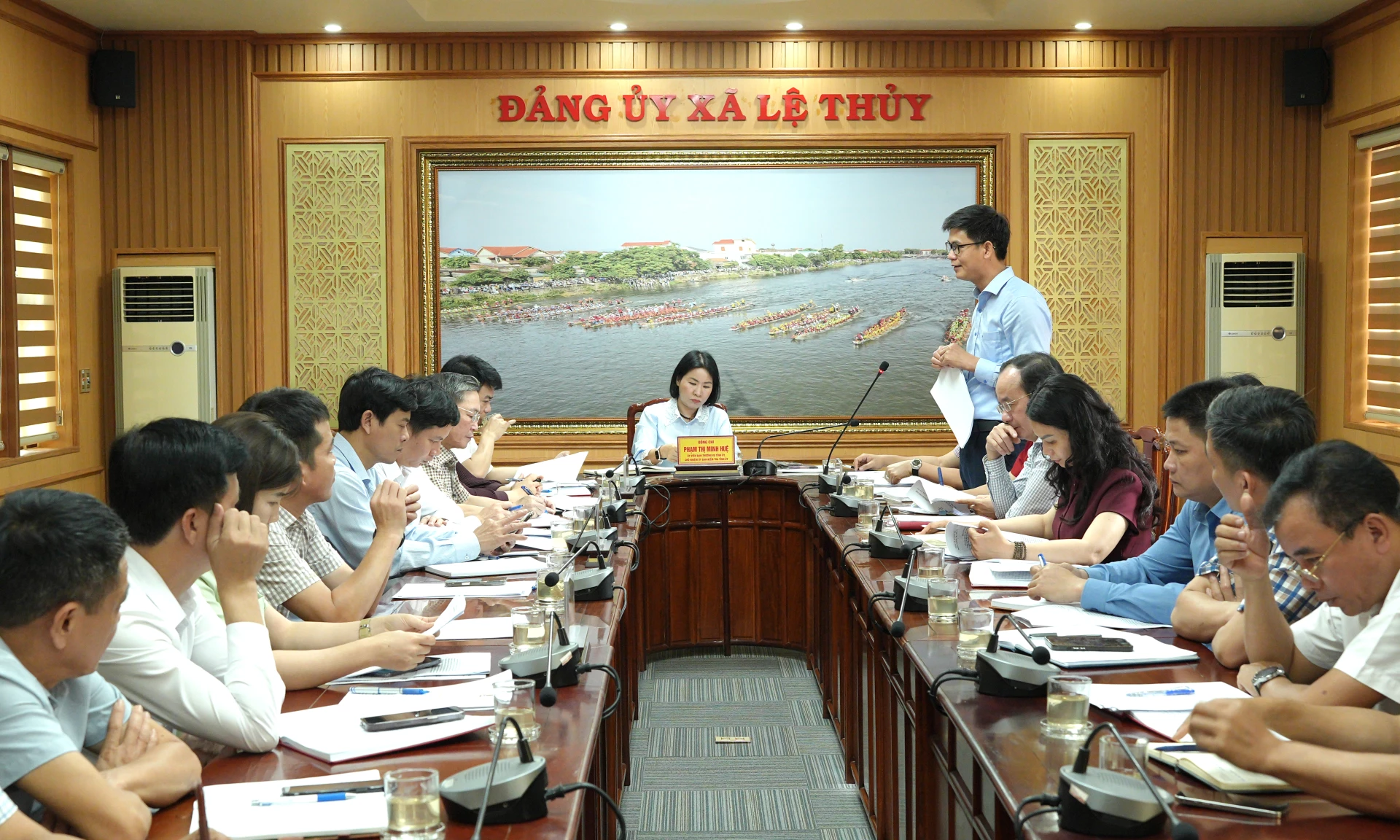 Quang cảnh buổi làm việc.