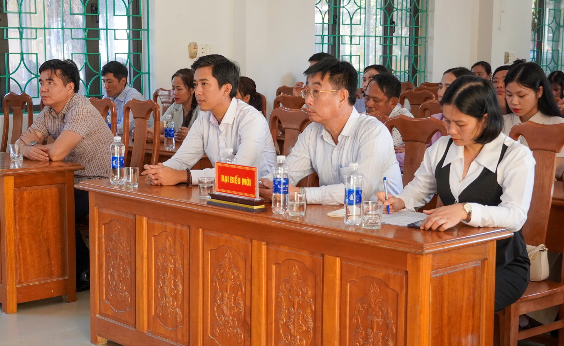 Các đại biểu tham dự buổi tiếp xúc cử tri - Ảnh: N.H