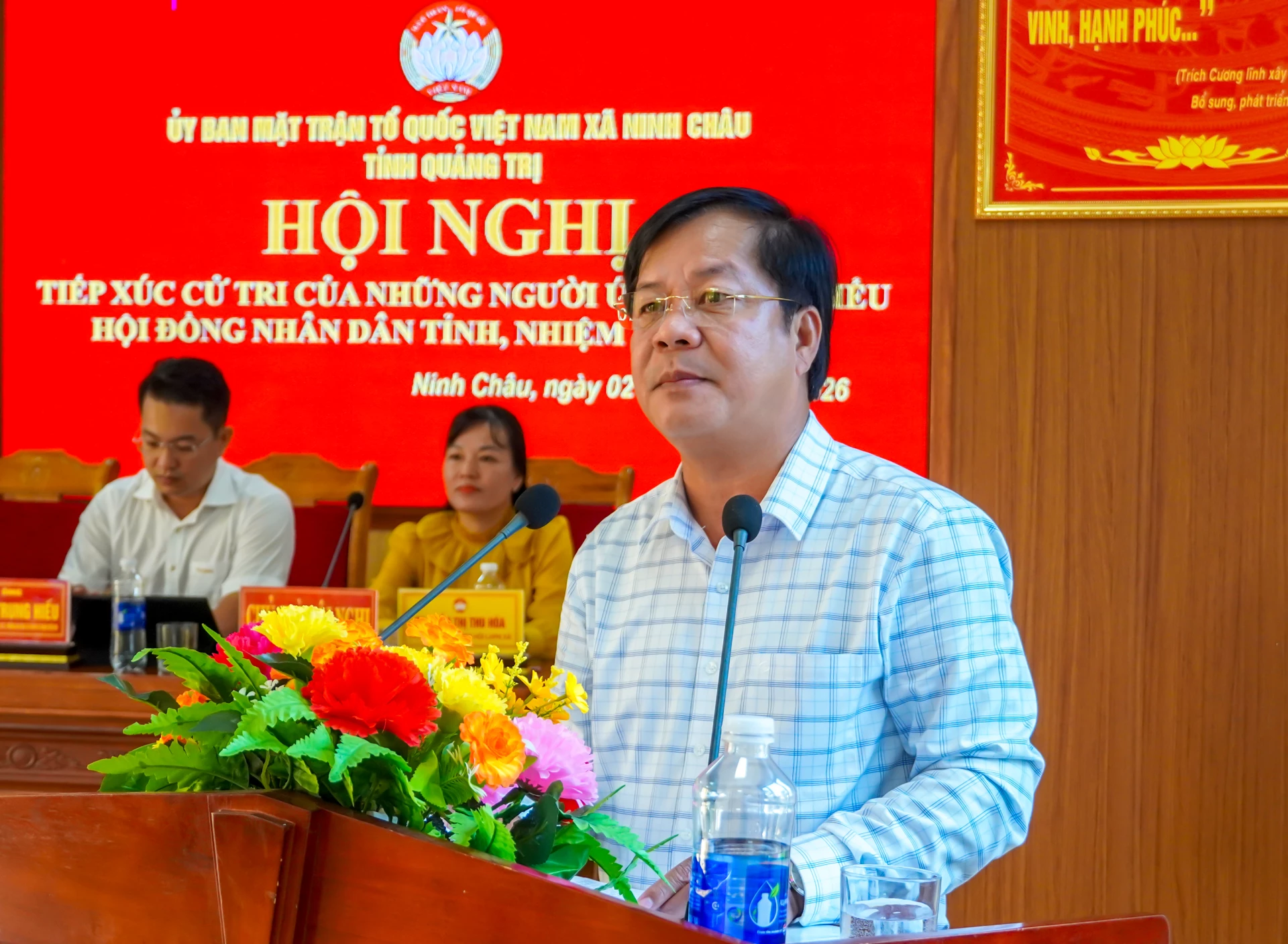 Ứng cử viên trình bày chương trình hành động trước cử tri - Ảnh: N.H