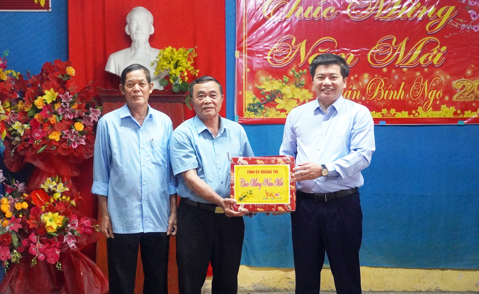 Đồng chí Trần Vũ Khiêm, Phó Bí thư Thường trực Tỉnh ủy tặng quà và chúc mừng những thành quả bước đầu của HTX Lộc Long-Ảnh: N.M