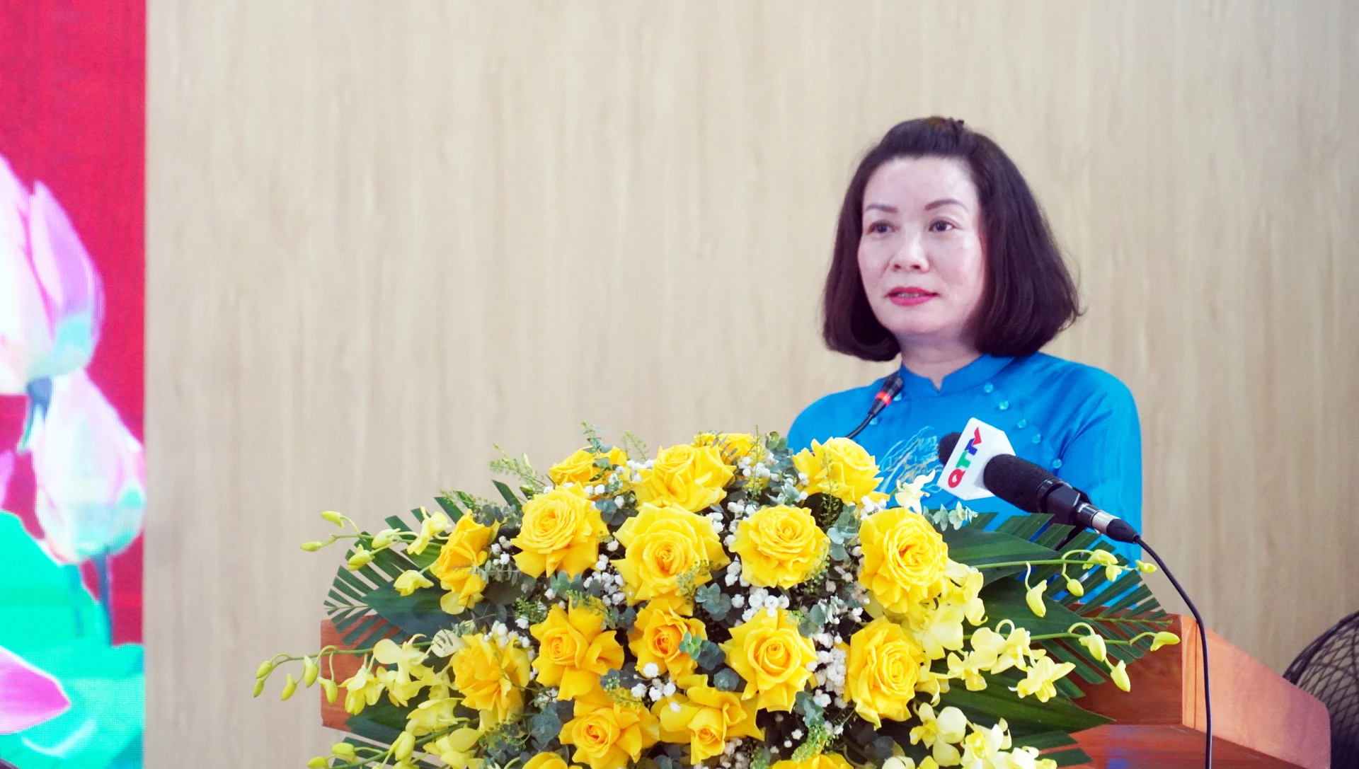 Bà Nguyễn Minh Tâm, Tỉnh ủy viên, Ủy viên Ban Thường vụ Đảng ủy Đoàn ĐBQH và HĐND tỉnh, Phó Trưởng đoàn chuyên trách Đoàn ĐBQH tỉnh, ứng cử ĐBQH khóa XVI trình bày CTHĐ - Ảnh: N.M