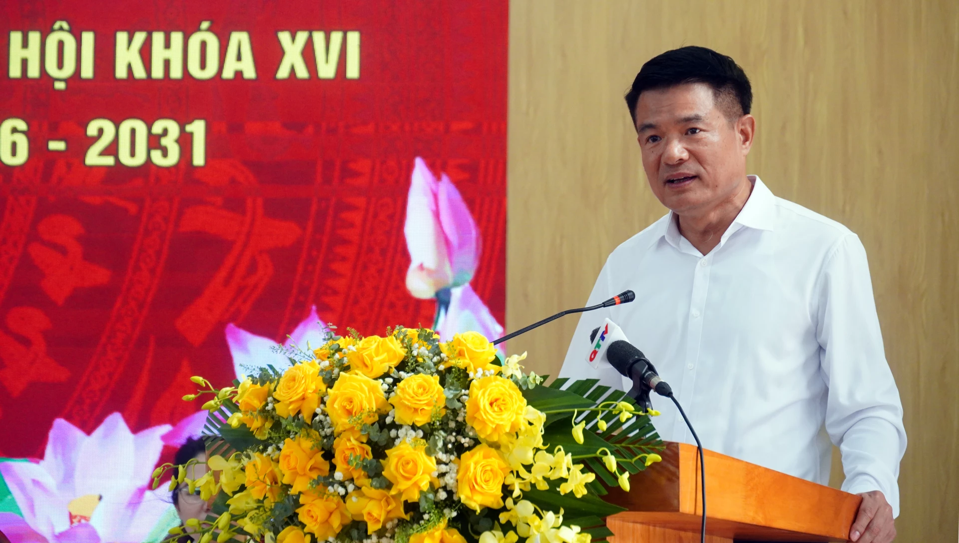 Ông Nguyễn Huy Tiến, Ủy viên Ban Chấp hành Trung ương Đảng, Ủy viên Ban Thường vụ Đảng ủy các cơ quan Đảng Trung ương, Bí thư Đảng ủy, Viện trưởng Viện Kiểm sát Nhân dân tối cao, ứng cử ĐBQH khóa XVI trình bày CTHĐ - Ảnh: N.M