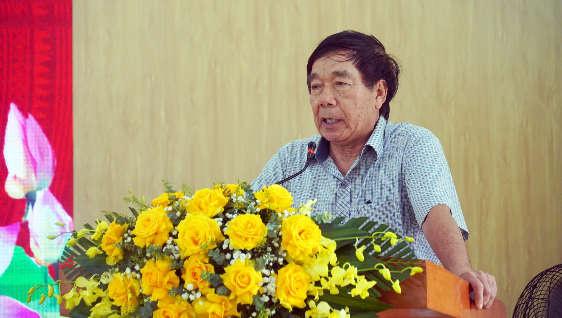 Cử tri phát biểu tại hội nghị - Ảnh: N.M