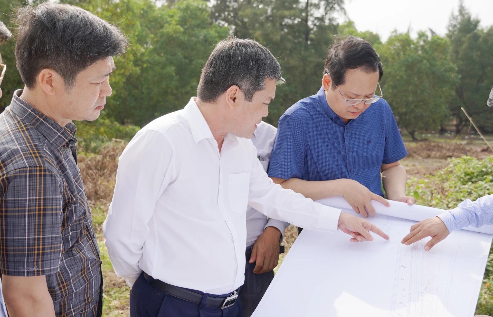 Đồng chí Phó Chủ tịch UBND tỉnh Phan Phong Phú kiểm tra công tác quy hoạch tuyến đường Trương Pháp - Ảnh: X.P