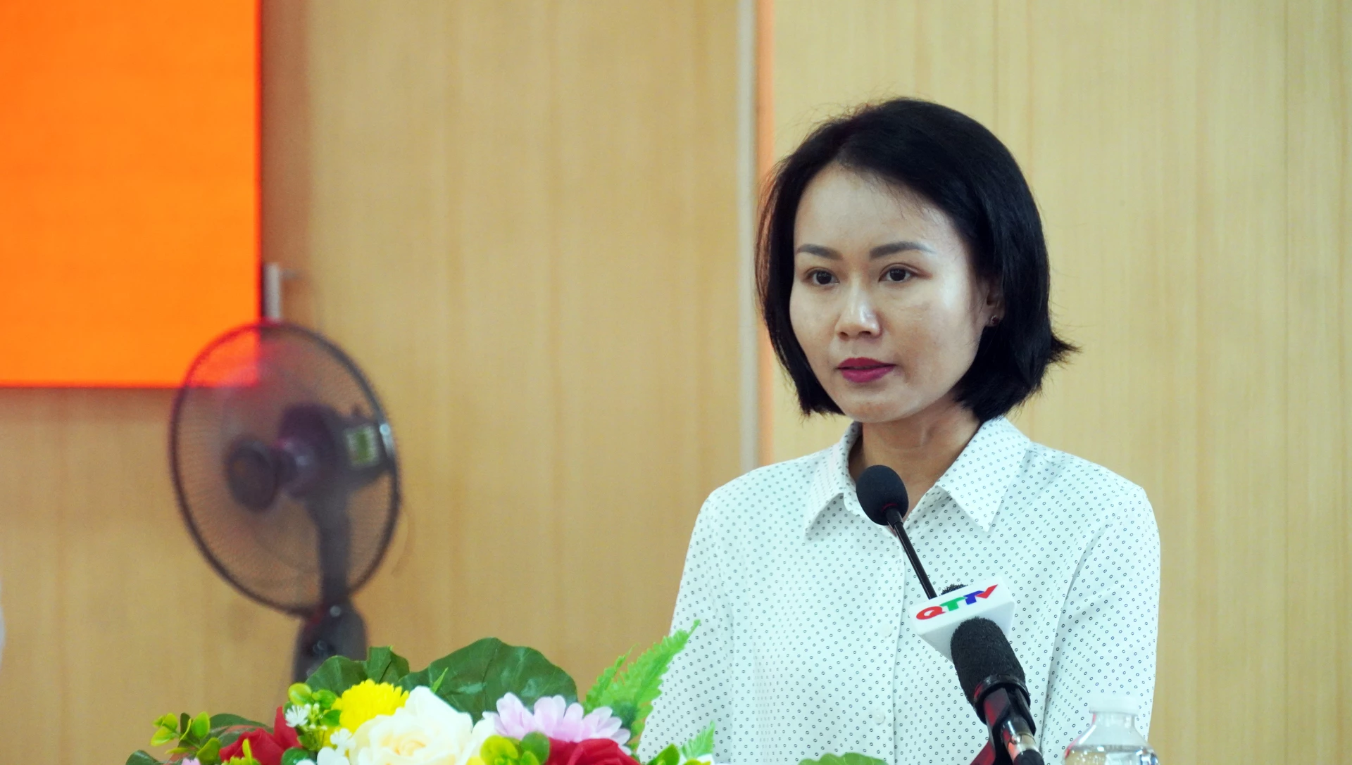 Bà Lê Thị Hồng Ngọc, Phó Trưởng phòng Quản lý kết cấu hạ tầng giao thông, Sở Xây dựng, ứng cử ĐBQH khóa XVI trình bày CTHĐ - Ảnh: N.M