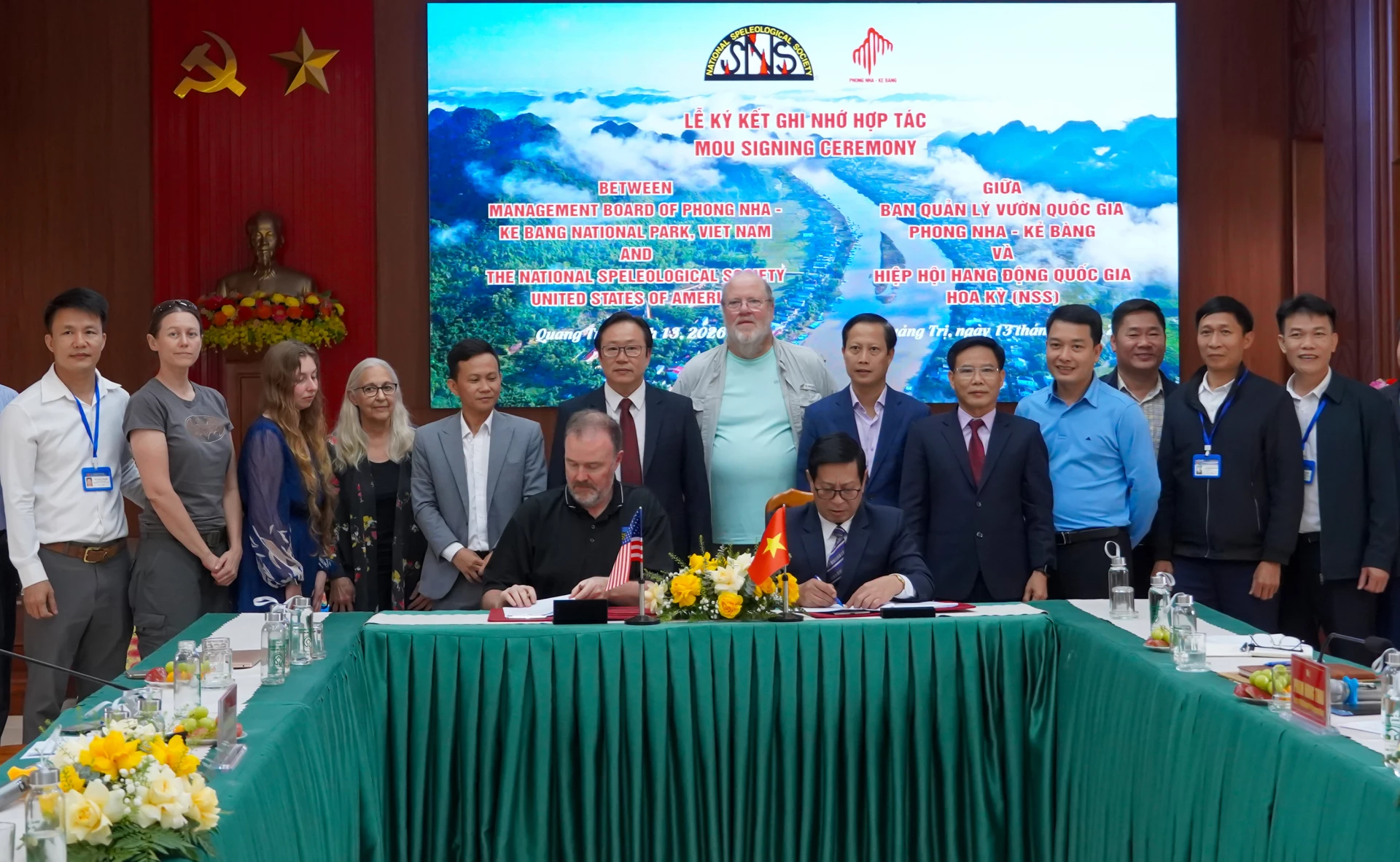 Ban Quản lý Vườn Quốc gia Phong Nha-Kẻ Bàng và Hiệp hội Hang động quốc gia Hoa Kỳ ký kết biên bản ghi nhớ - Ảnh: N.H