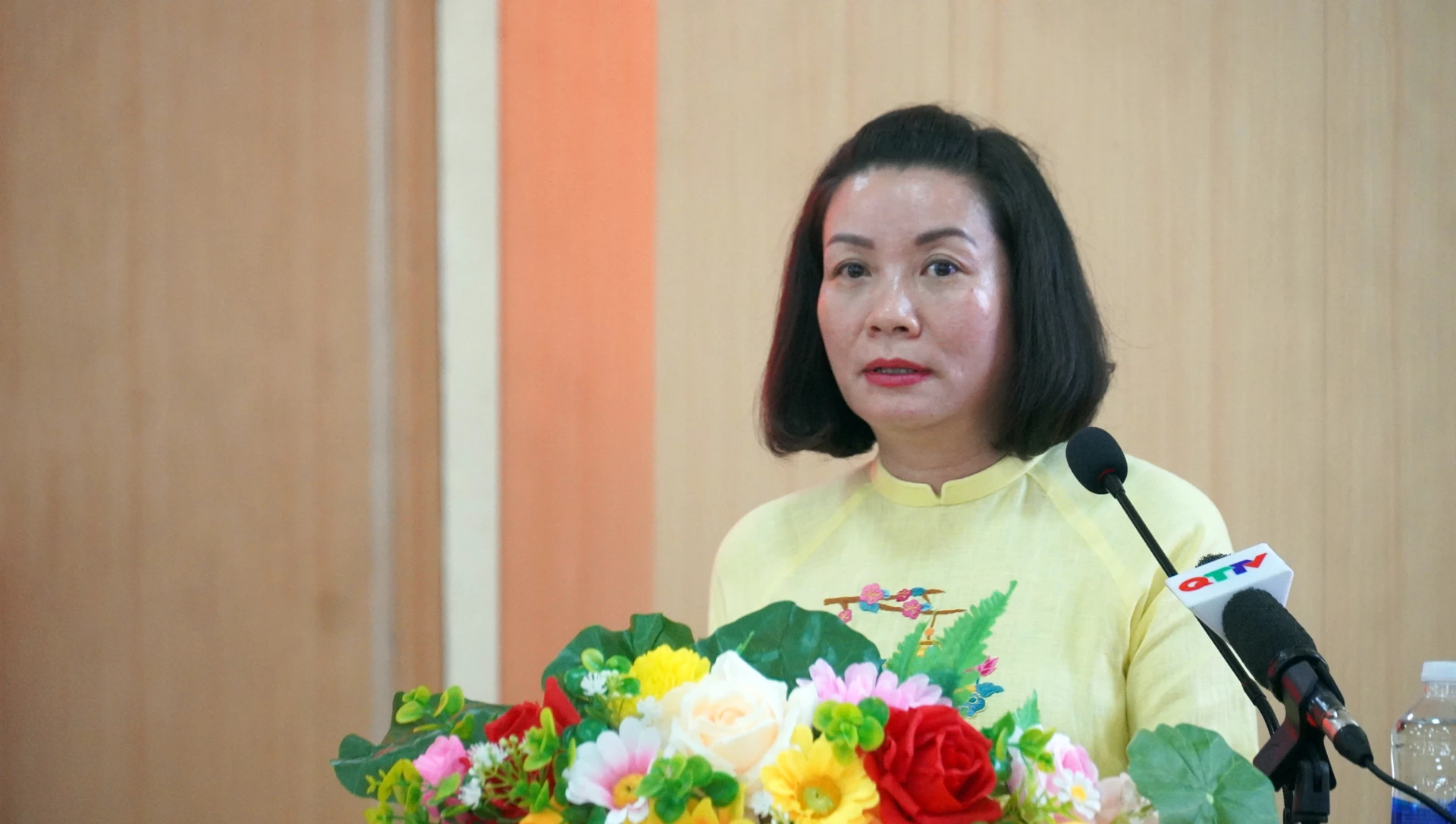 Bà Nguyễn Minh Tâm, Tỉnh ủy viên, Ủy viên Ban Thường vụ Đảng ủy Đoàn ĐBQH và HĐND tỉnh, Phó Trưởng đoàn chuyên trách Đoàn ĐBQH tỉnh, ứng cử ĐBQH khóa XVI trình bày CTHĐ - Ảnh: N.M