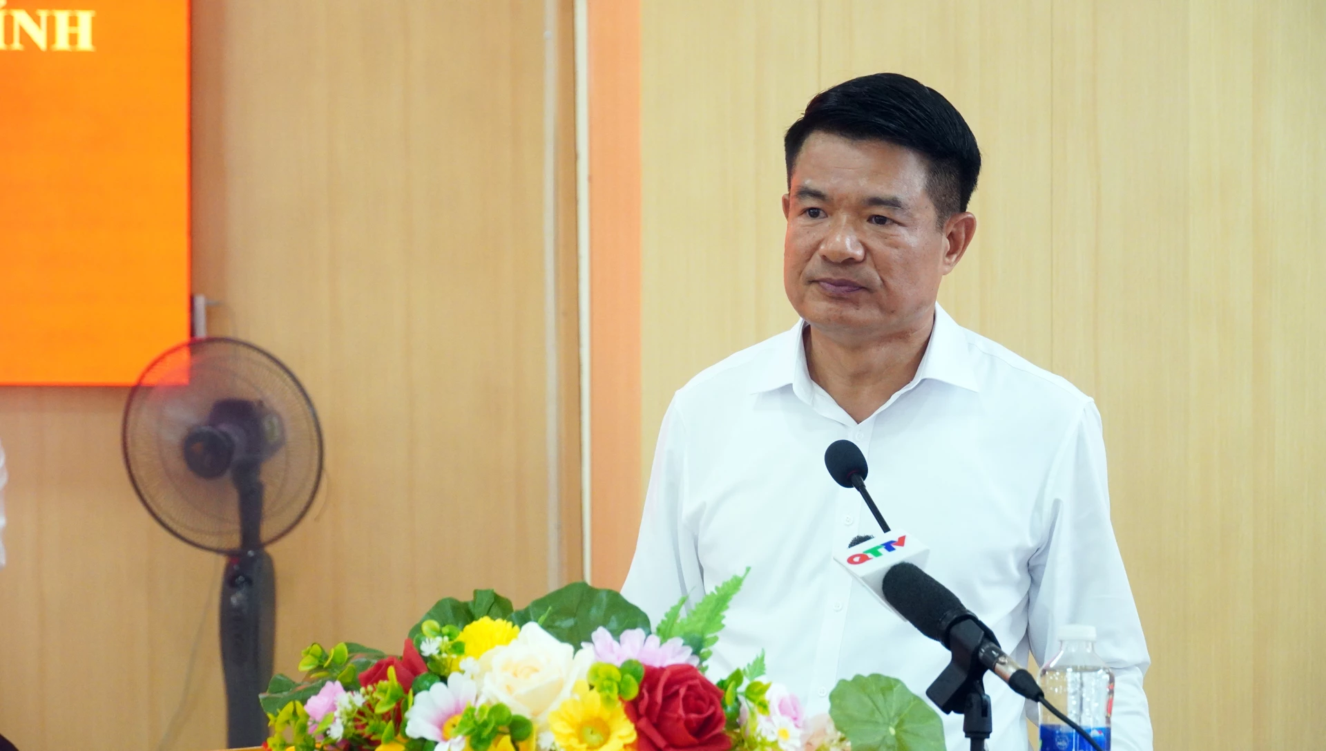 Ông Nguyễn Huy Tiến, Ủy viên Ban Chấp hành Trung ương Đảng, Ủy viên Ban Thường vụ Đảng ủy các cơ quan Đảng Trung ương, Bí thư Đảng ủy, Viện trưởng Viện Kiểm sát Nhân dân tối cao, ứng cử ĐBQH khóa XVI trình bày CTHĐ - Ảnh: N.M